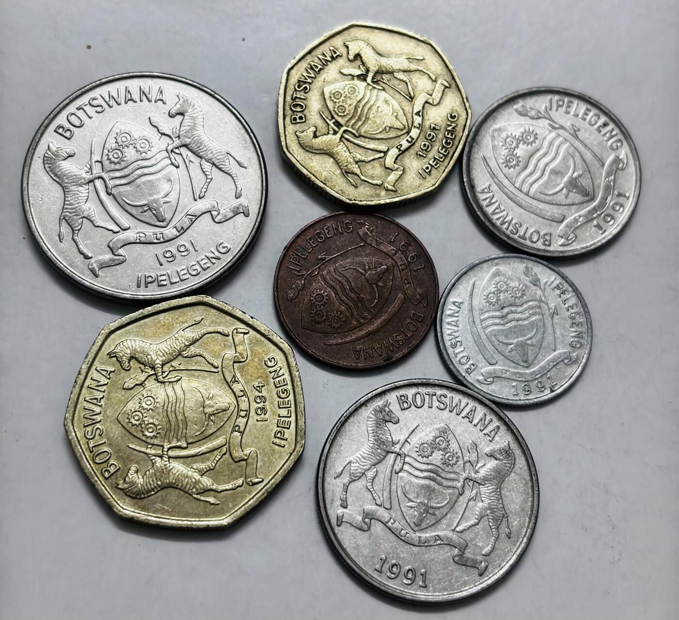 文馨钱币收藏第 286 场，圣诞节专场【 长期接收代拍品低至 0 佣金】 1 好品博茨瓦纳动物套币 7 枚，共 5 套，中拍随机一套