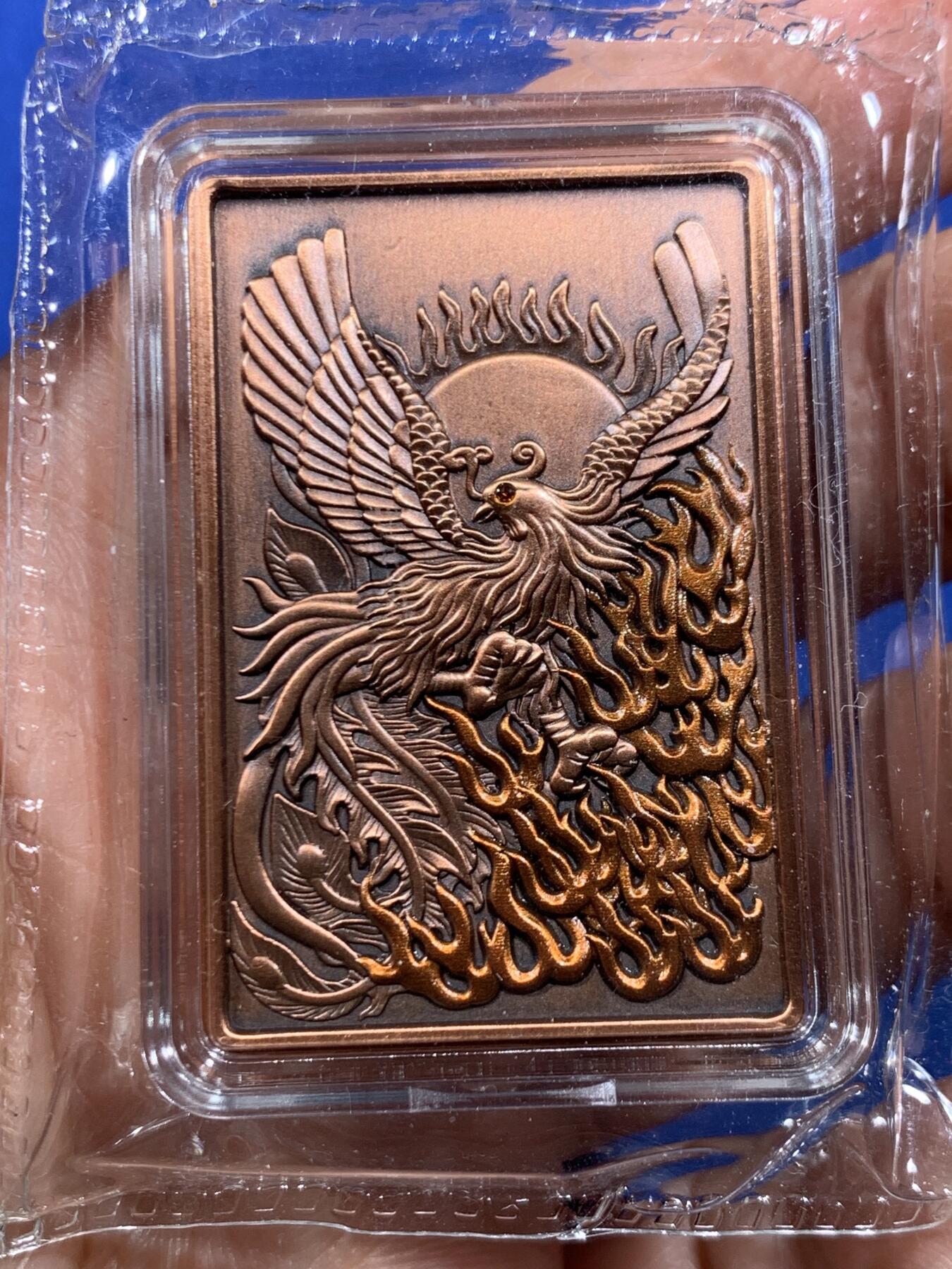 《竞宝斋》第450场 周日，周一，周二  3场连拍 （全场包邮，欢迎送拍） 两枚一组 吉祥龍鳳方型紀念章，硫化古银+纯铜，吉祥龙凤铜章（铜硫化古银），规格30*45mm，眼睛处镶嵌红宝石，中国钱币发行，发行量999枚，有证书。