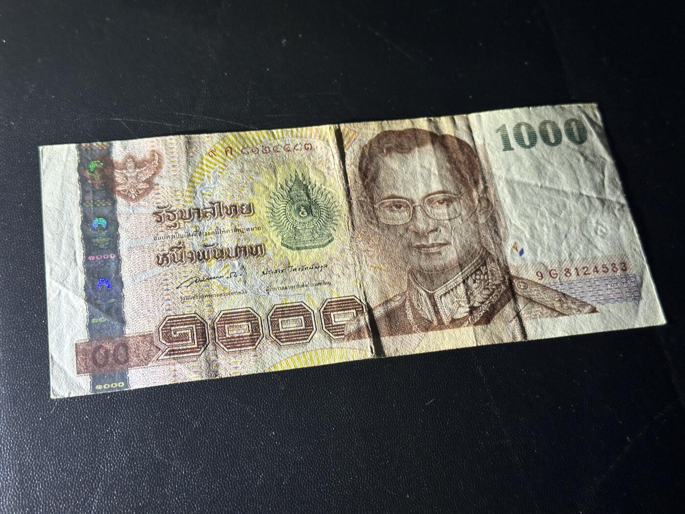 《外钞收藏家》第五百九十六期（精品大拍场）（本平台长期征集拍品、欢迎藏友们联系合作） 泰国1000泰铢 非全新 品相如图 尾583