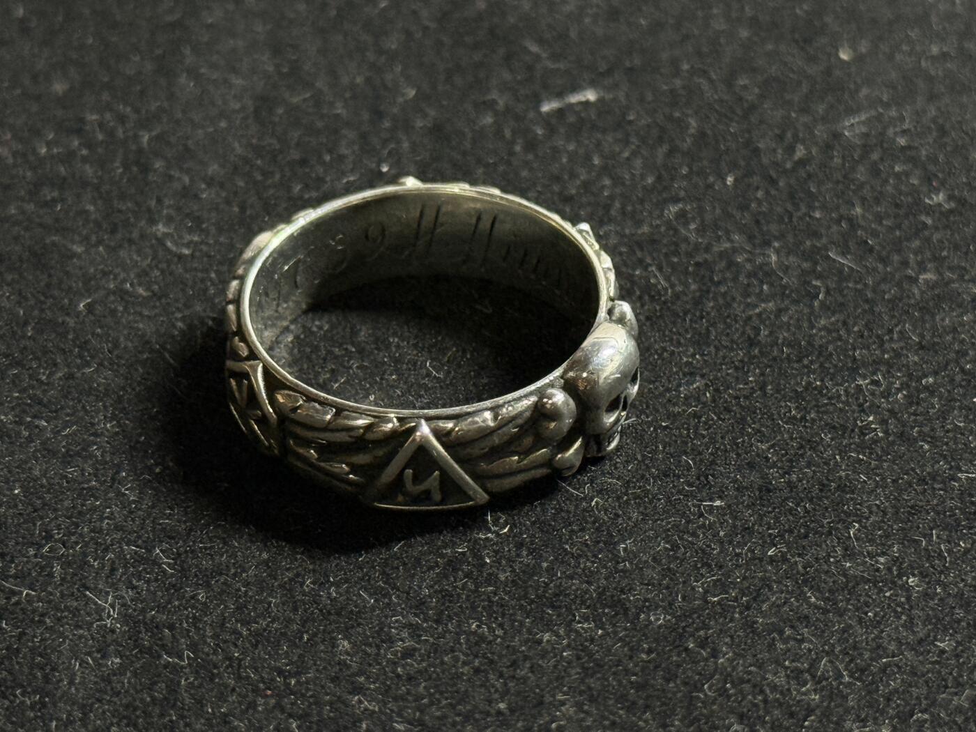 欢庆元旦！戎马世界章牌大赏第109期元旦大拍 德国二战荣誉骷髅戒指，银制复刻