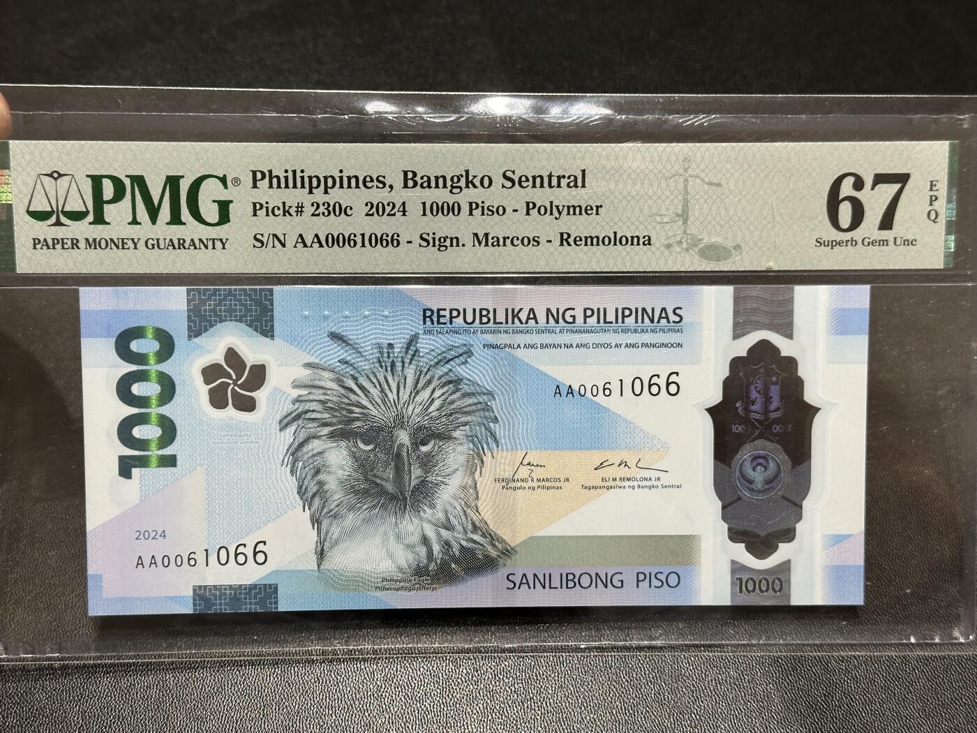 《外钞收藏家》第五百九十六期（精品大拍场）（本平台长期征集拍品、欢迎藏友们联系合作） 2024年菲律宾1000比索 PMG67 AA冠 倒置号 