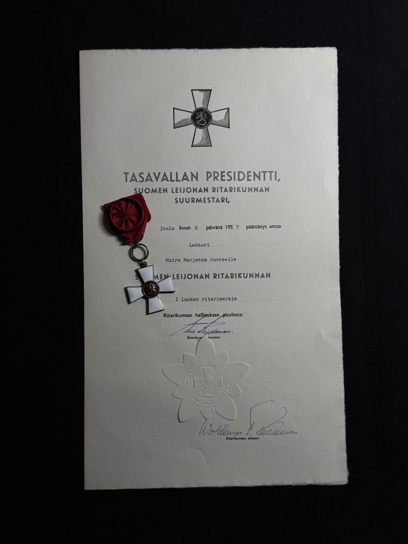 欢庆元旦！戎马世界章牌大赏第109期元旦大拍 芬兰骑士一级雄狮勋章，银制镀金 带证，授予女性教师 得主战时任准军事辅助人员（lotta)，带部分履历