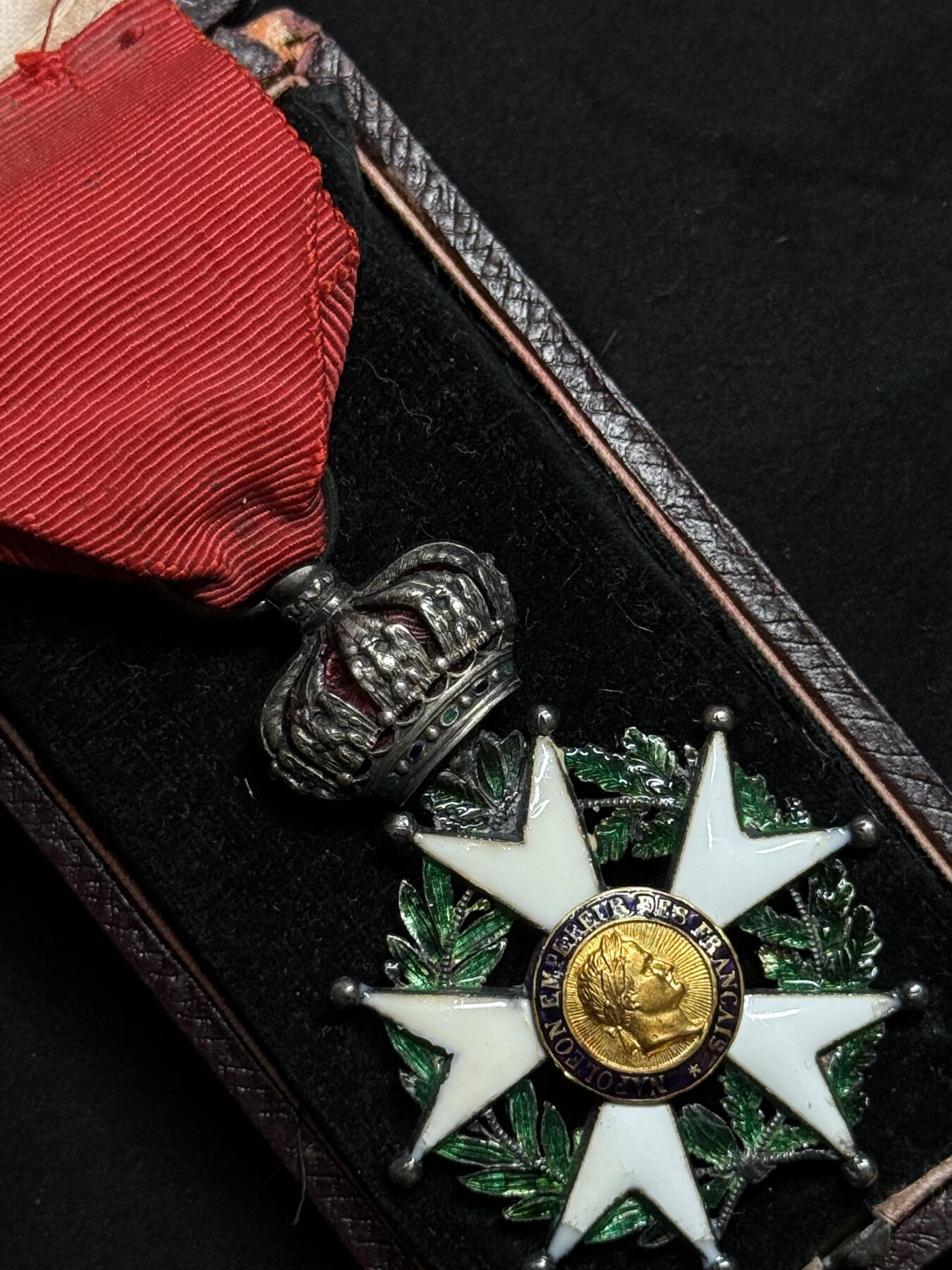 欢庆元旦！戎马世界章牌大赏第109期元旦大拍 法国荣誉军团勋章，第二帝国时期，绿色、蓝色、白色珐琅均有严重修补，章体下方花束被人为剪去（用来冒充一帝版本），银制，章芯金制，盒子为三共早期亚瑟贝特朗盒子（有严重老化破损）
