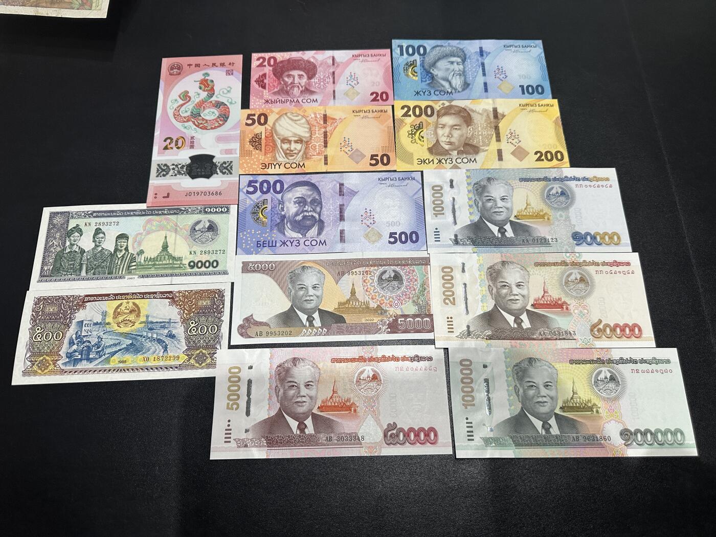 《外钞收藏家》第五百九十六期（精品大拍场）（本平台长期征集拍品、欢迎藏友们联系合作） 2025年蛇钞1张+吉尔吉斯谈5张+老挝2个版本7张 全部一起 全新UNC 