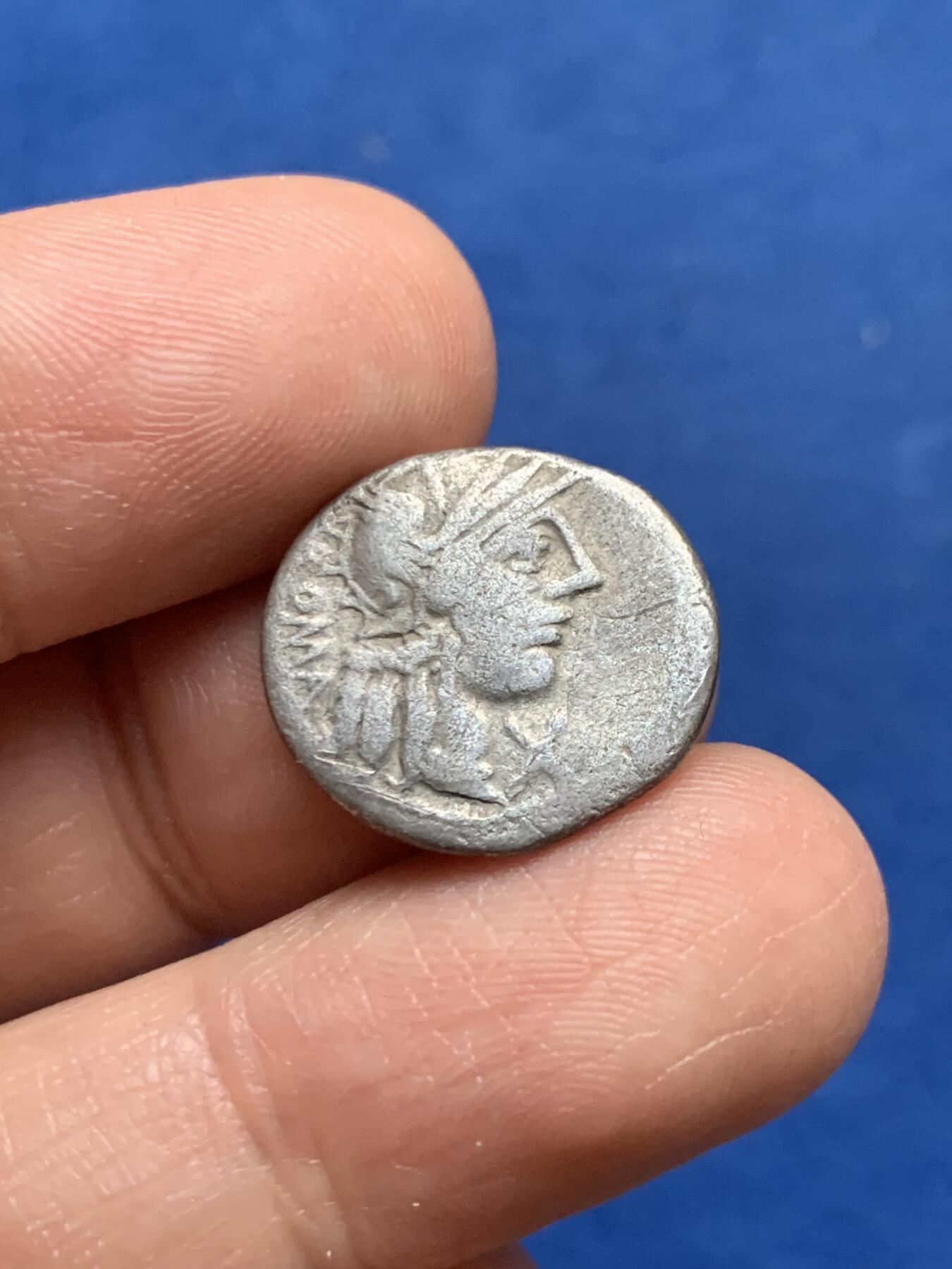 《竞宝斋》第450场 周日，周一，周二  3场连拍 （全场包邮，欢迎送拍） 古罗马共和 公元前123年 卡约之子马库斯·范尼乌斯“胜利女神驾驷马车”迪纳里银币 3.64克