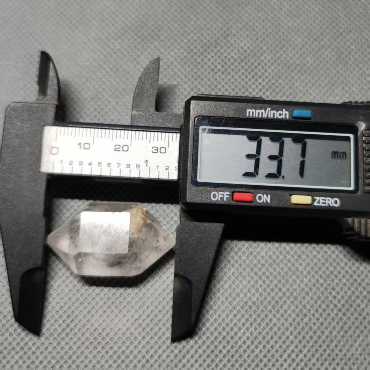 七河·世界钱币杂件水晶矿标小拍（总第31期） 藏家出品 （28）X635 周正云贵闪灵钻水晶（带活动黑砂） 本件拍品由合作藏家邮寄