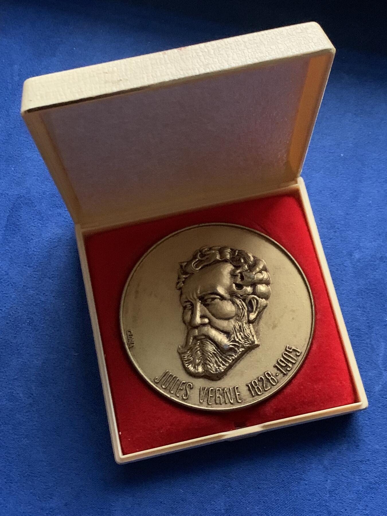 《竞宝斋》第450场 周日，周一，周二  3场连拍 （全场包邮，欢迎送拍） 法国儒勒·凡尔纳纪念镀金铜章 152克 66.5mm 带盒