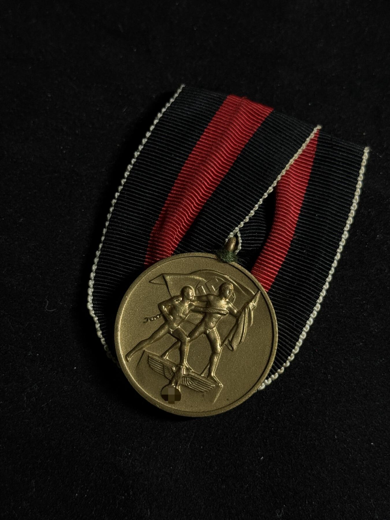 欢庆元旦！戎马世界章牌大赏第109期元旦大拍 铭记历史，珍爱和平！德国二战苏台德回归奖章，上挂后缝