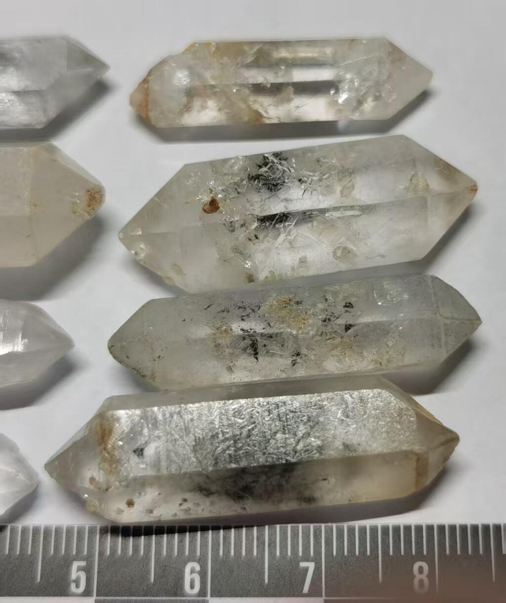 七河·世界钱币杂件水晶矿标小拍（总第31期） 藏家出品 X672（4） 周正双尖长条 云贵闪灵水晶原石 一组8件 本件拍品由合作藏家邮寄