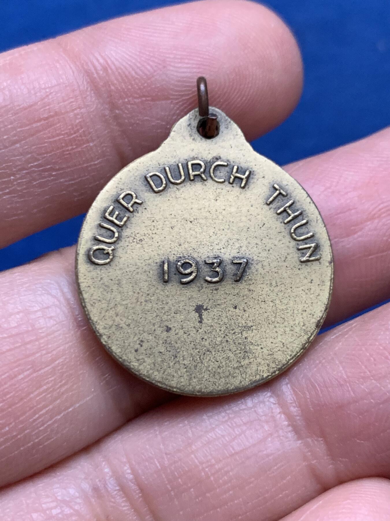 《竞宝斋》第450场 周日，周一，周二  3场连拍 （全场包邮，欢迎送拍） 瑞士伯尔尼州1937年穿越图恩-田径运动纪念章 7.6克 24.8mm 特殊岁月 难得举行