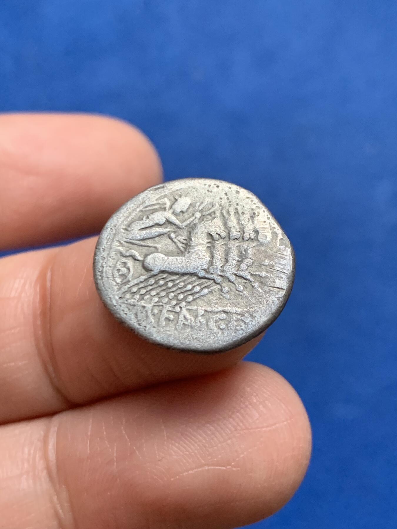 《竞宝斋》第450场 周日，周一，周二  3场连拍 （全场包邮，欢迎送拍） 古罗马共和 公元前123年 卡约之子马库斯·范尼乌斯“胜利女神驾驷马车”迪纳里银币 3.64克