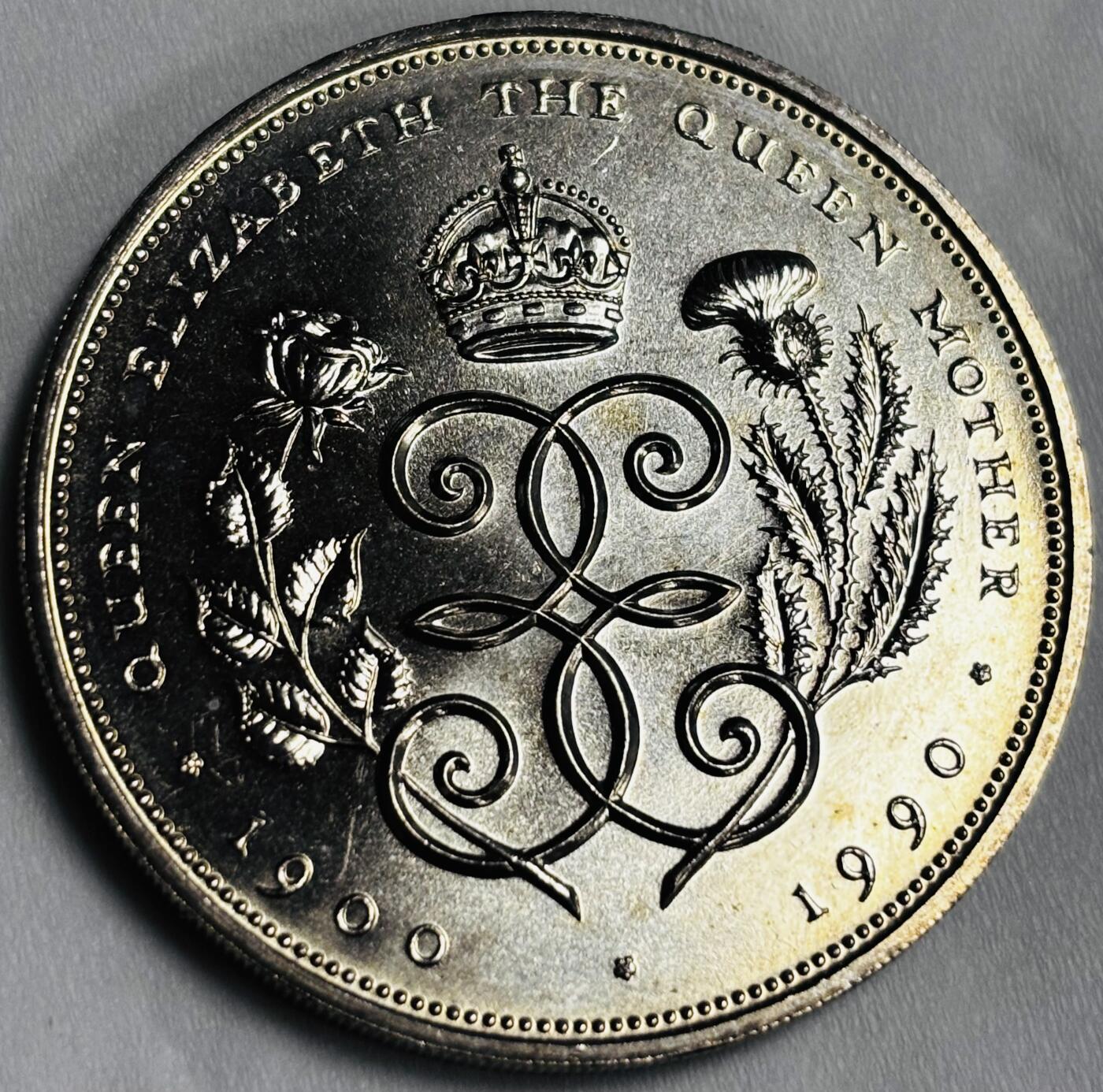 文馨钱币收藏第 286 场，圣诞节专场【 长期接收代拍品低至 0 佣金】 全新英国1990年5英镑纪念币(女王之母九十寿辰)33mm