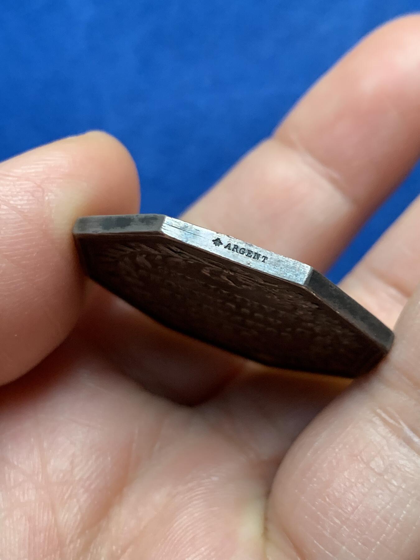 《竞宝斋》第451场 周日，周一，周二  3场连拍 （全场包邮，欢迎送拍） 法国早期无扇贝版本海王八角银质代币，海洋保险公司，17g，33.6mm，蜜蜂边铭