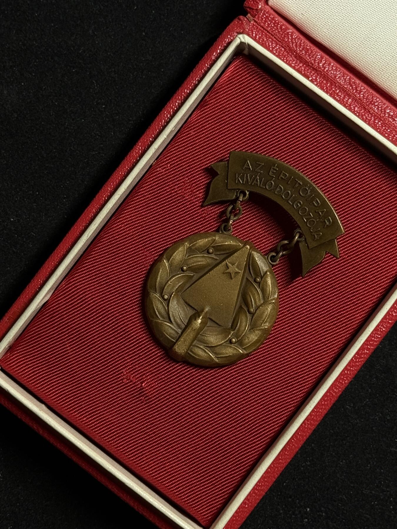 欢庆元旦！戎马世界章牌大赏第109期元旦大拍 匈牙利优秀建筑师奖章