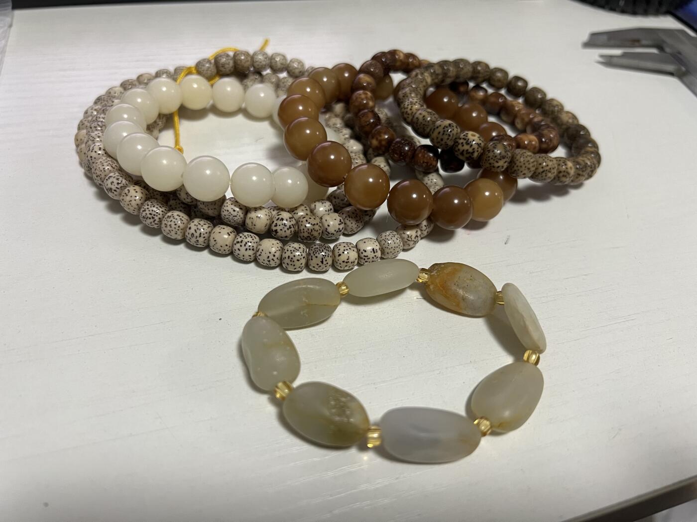 零元拍：代客随缘拍几条串儿，星月菩提手串两条（7/8，8/9），长串一条（7/8），菩提根手串两条（12），再加一条不知道是不是玉料的随型手串。