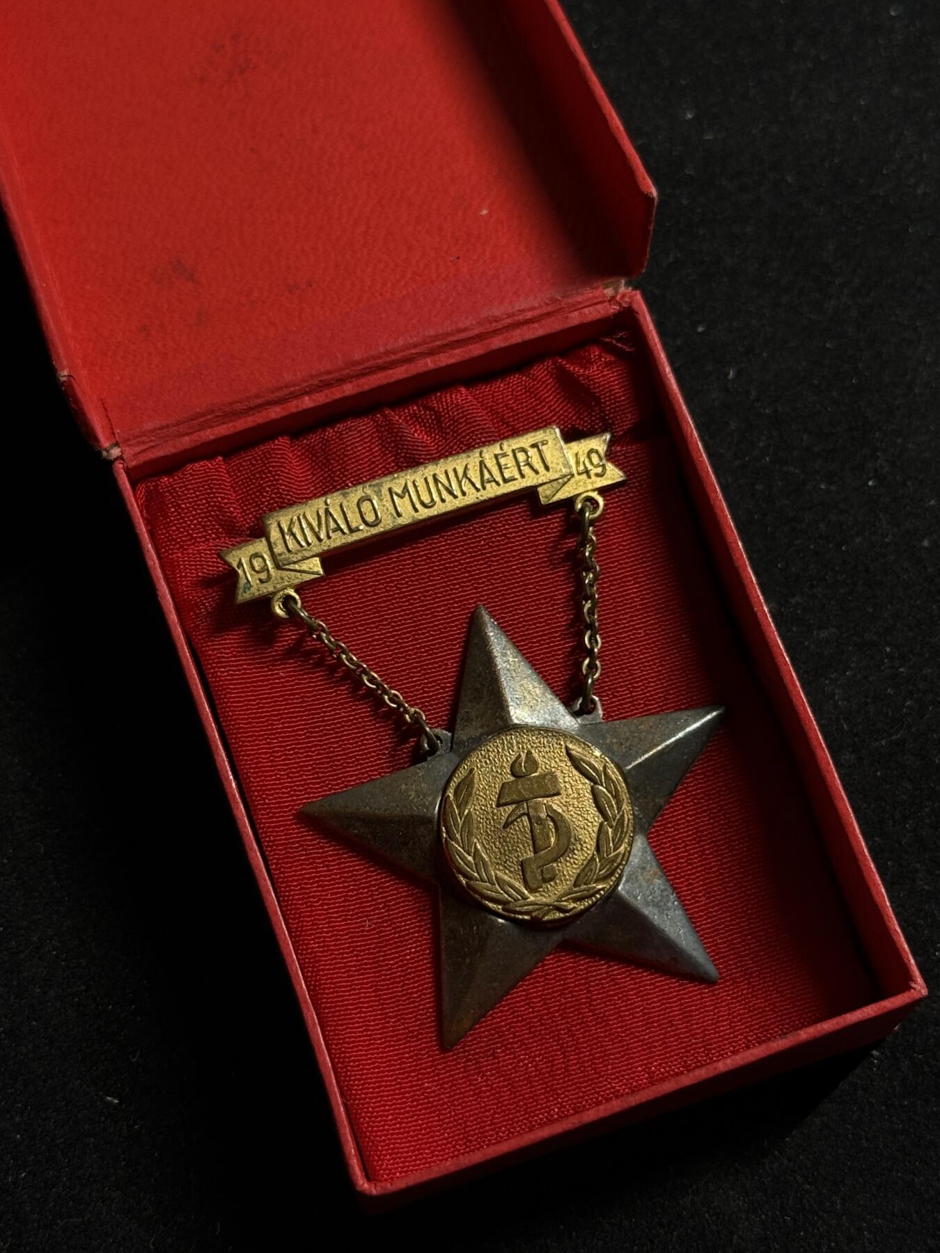 欢庆元旦！戎马世界章牌大赏第109期元旦大拍 匈牙利精英工人奖章带刻号，铜制镀银，1948年设立，非常罕见