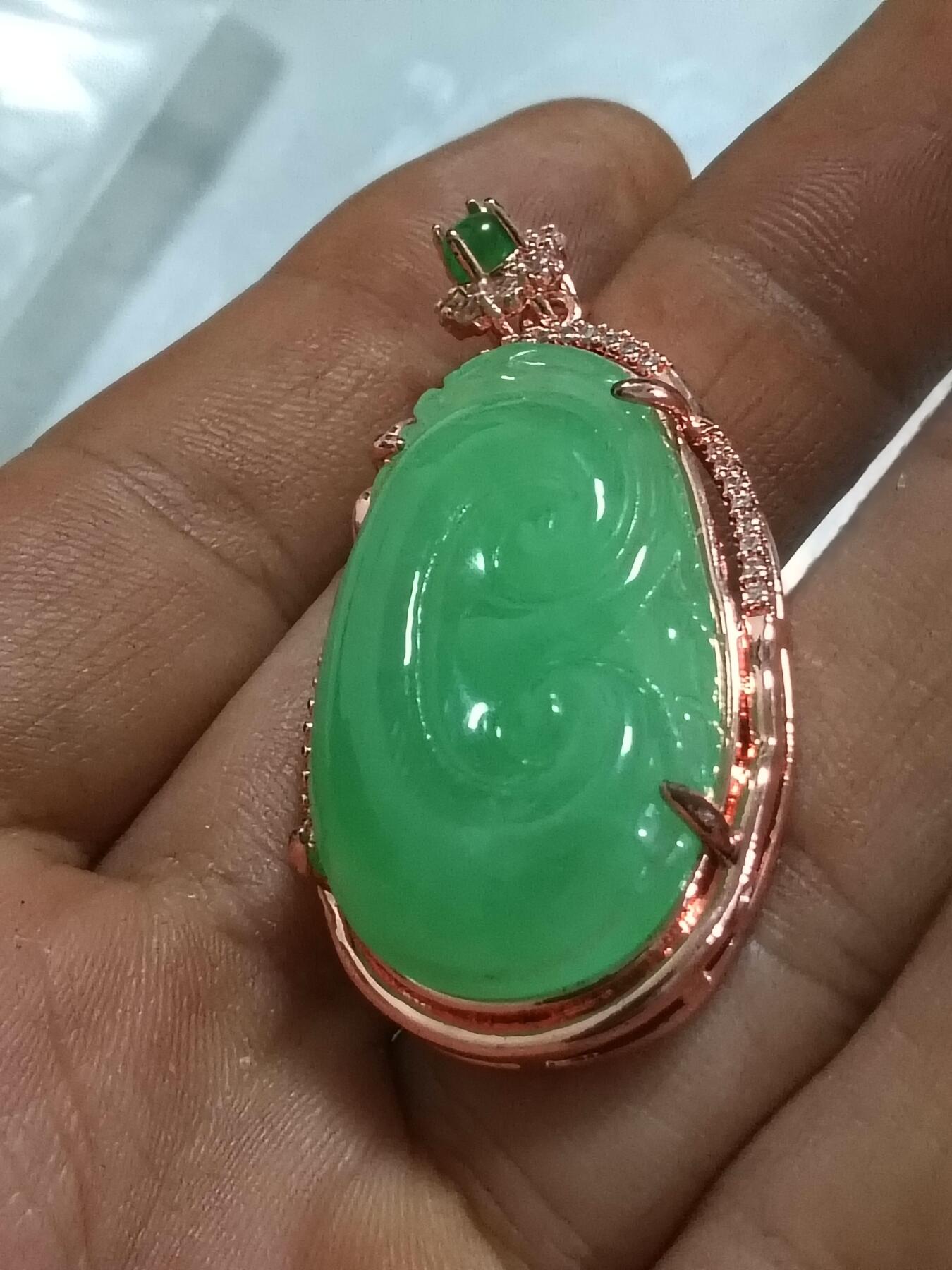 翡翠阳绿色如意镶嵌吊坠