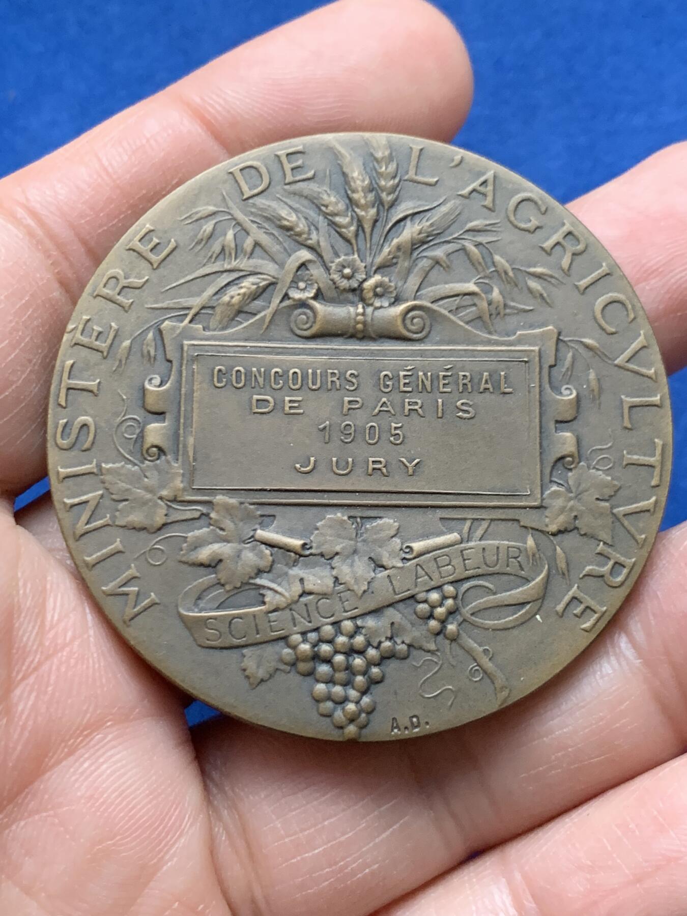 《竞宝斋》第451场 周日，周一，周二  3场连拍 （全场包邮，欢迎送拍） 1905年法国农业丰收女神原盒铜奖章，59.5克，50mm,丰饶角边铭，品相很好，烫金皮盒正常扣合。