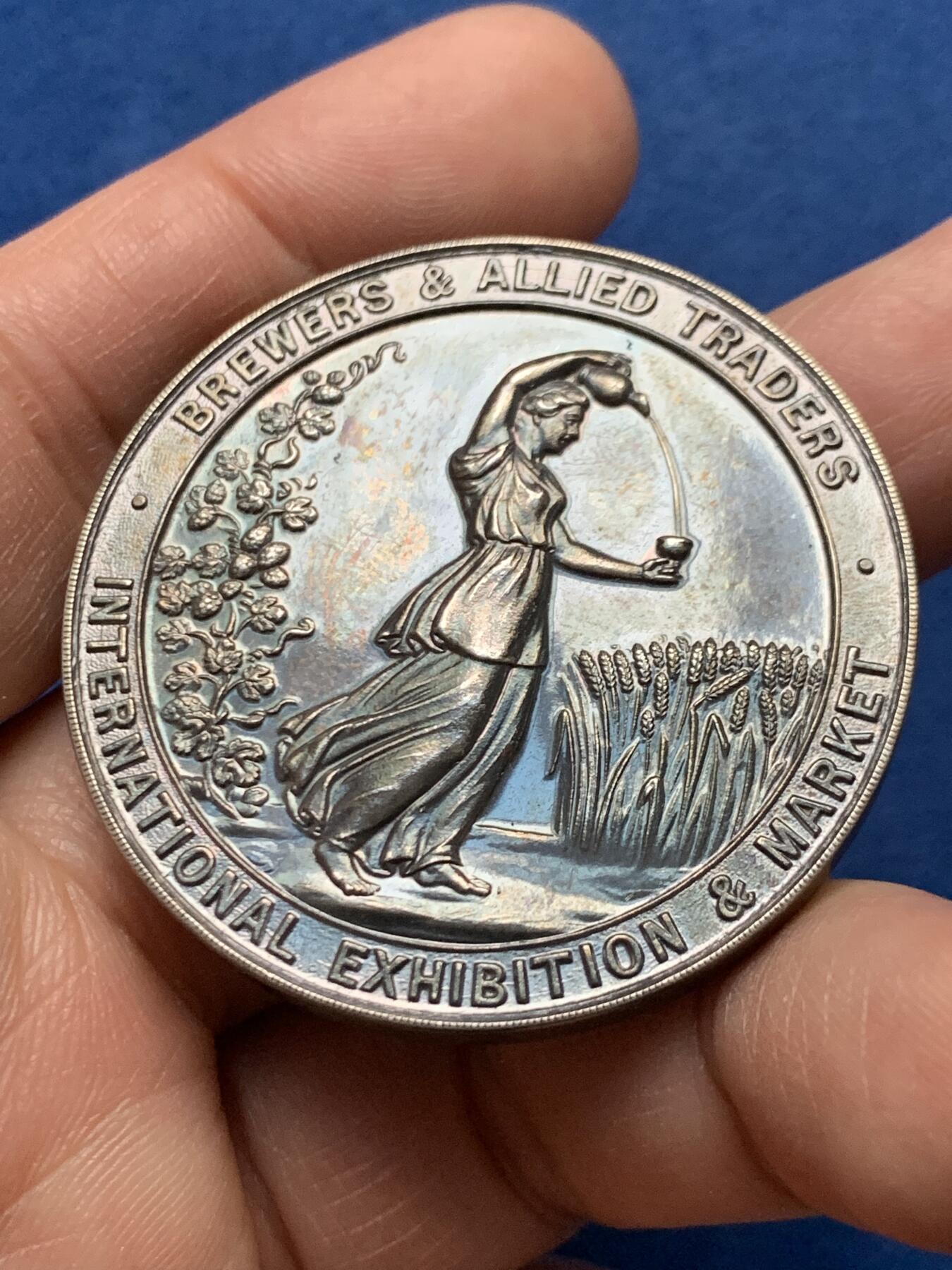 《竞宝斋》第451场 周日，周一，周二  3场连拍 （全场包邮，欢迎送拍） 英国伍斯特郡1927年酿酒师同盟贸易会国际展销大银章，颁发给啤酒酿造比赛的第一名，通体五彩包浆有走狮银标；带原盒，46.2克，44.5mm。