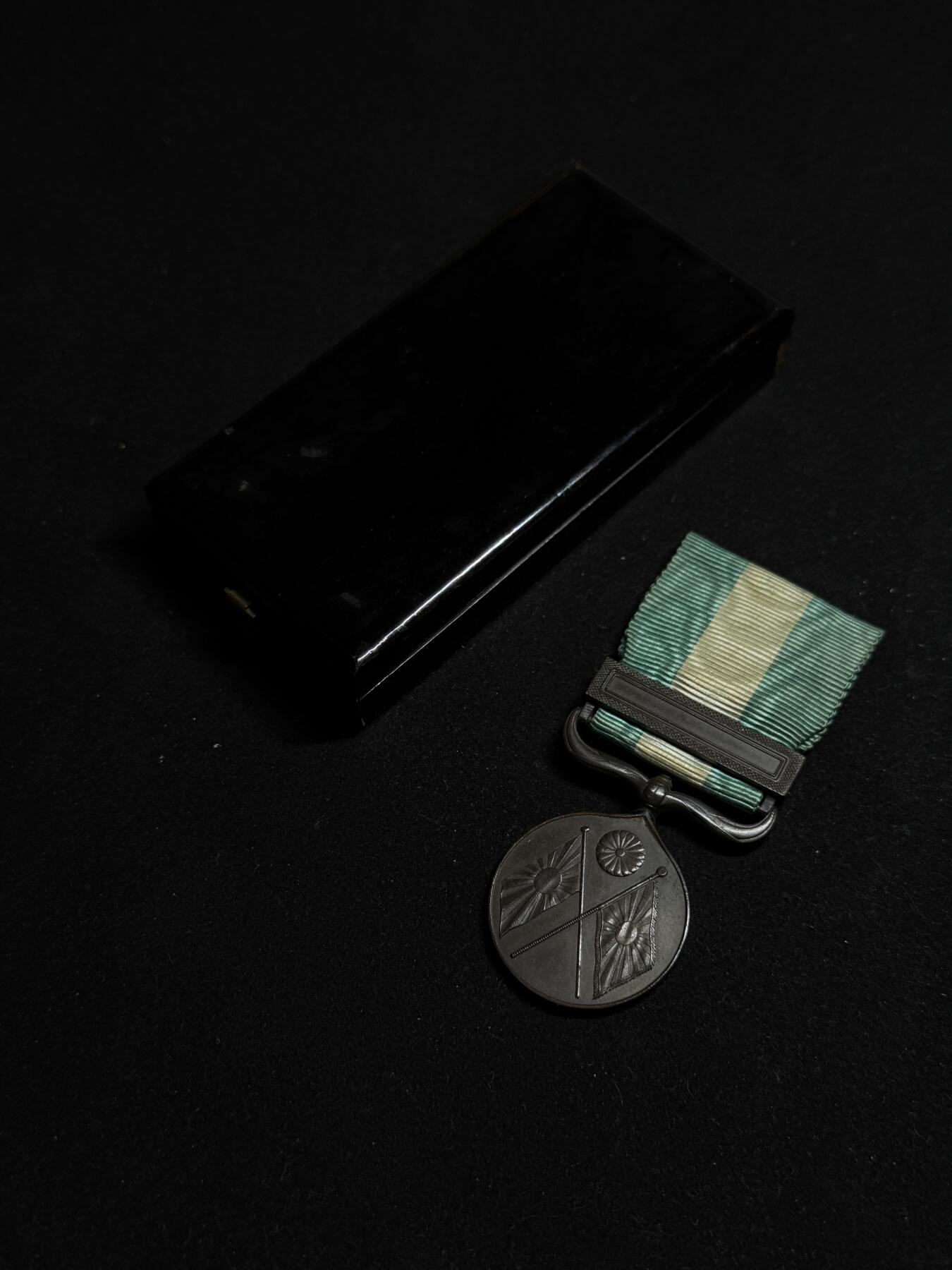 欢庆元旦！戎马世界章牌大赏第109期元旦大拍 勿忘国耻，珍爱和平！日本甲午战役从军记章，盒子有瑕疵