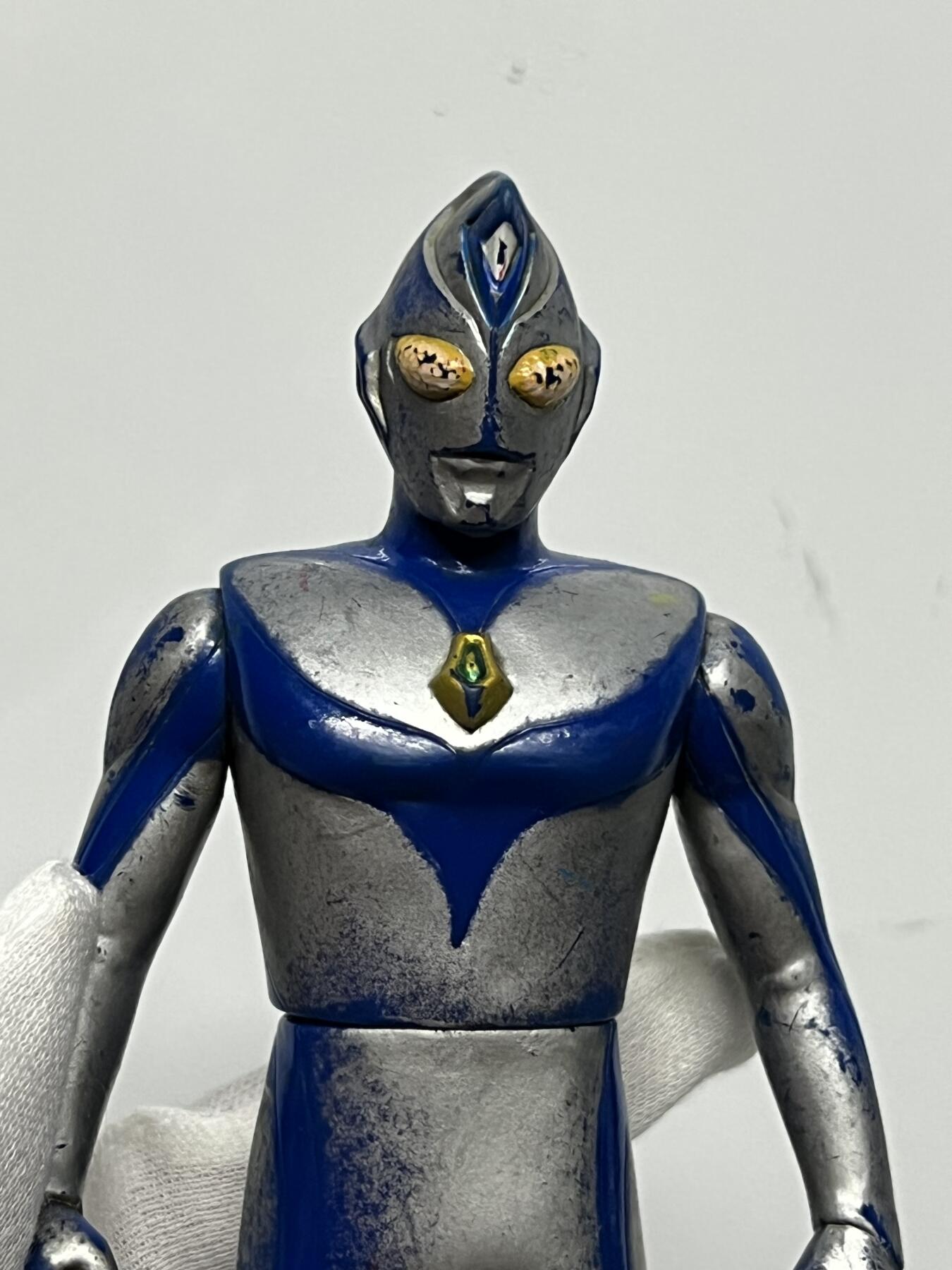 零元拍：海淘中古玩具 万代系列 哦脚底附带铭文以及钢印 1997年出品 20多年老玩具非常少见 掉漆蹭色属正常现象！戴拿奥特曼 奇迹型 软胶模型 中古玩具收藏家必备小摆件