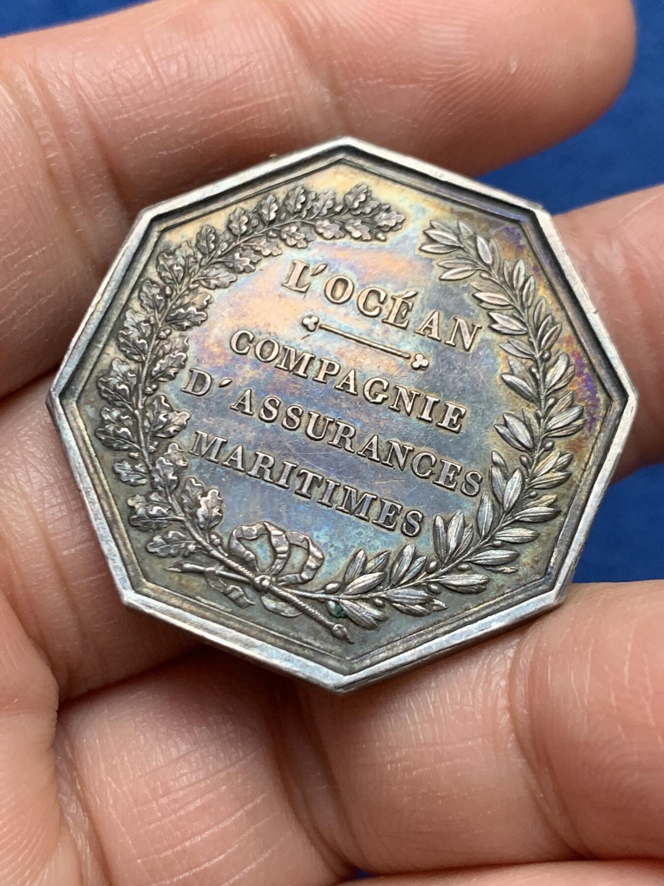 《竞宝斋》第451场 周日，周一，周二  3场连拍 （全场包邮，欢迎送拍） 法国早期无扇贝版本海王八角银质代币，海洋保险公司，17g，33.6mm，蜜蜂边铭