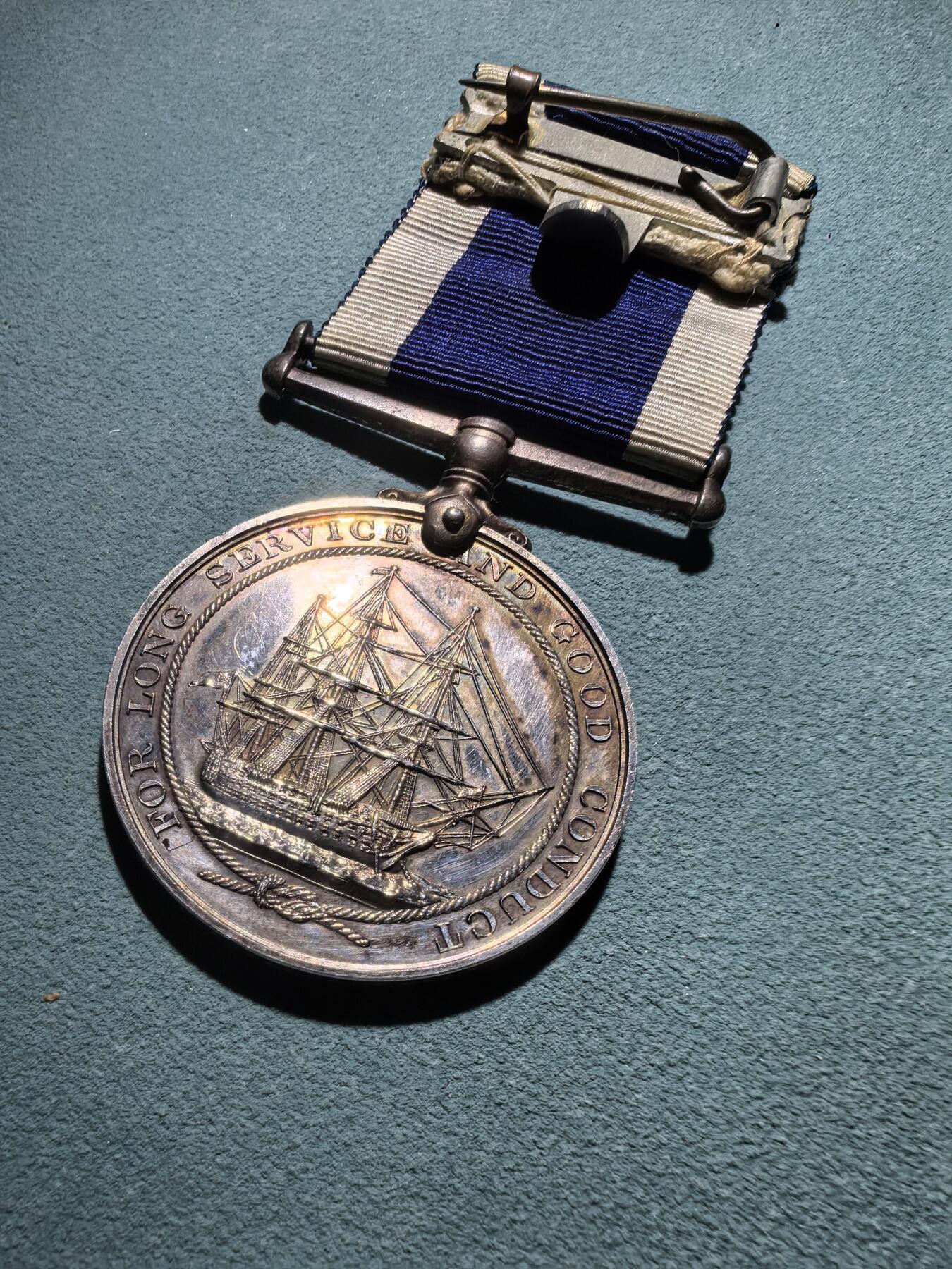 盛世勋华——号角文化勋章邮票专场拍卖第295期 英国海军长期服役和良好表现奖章 乔治五世版 银制 带边铭，授予英国皇家海军护卫舰金链花上的水兵