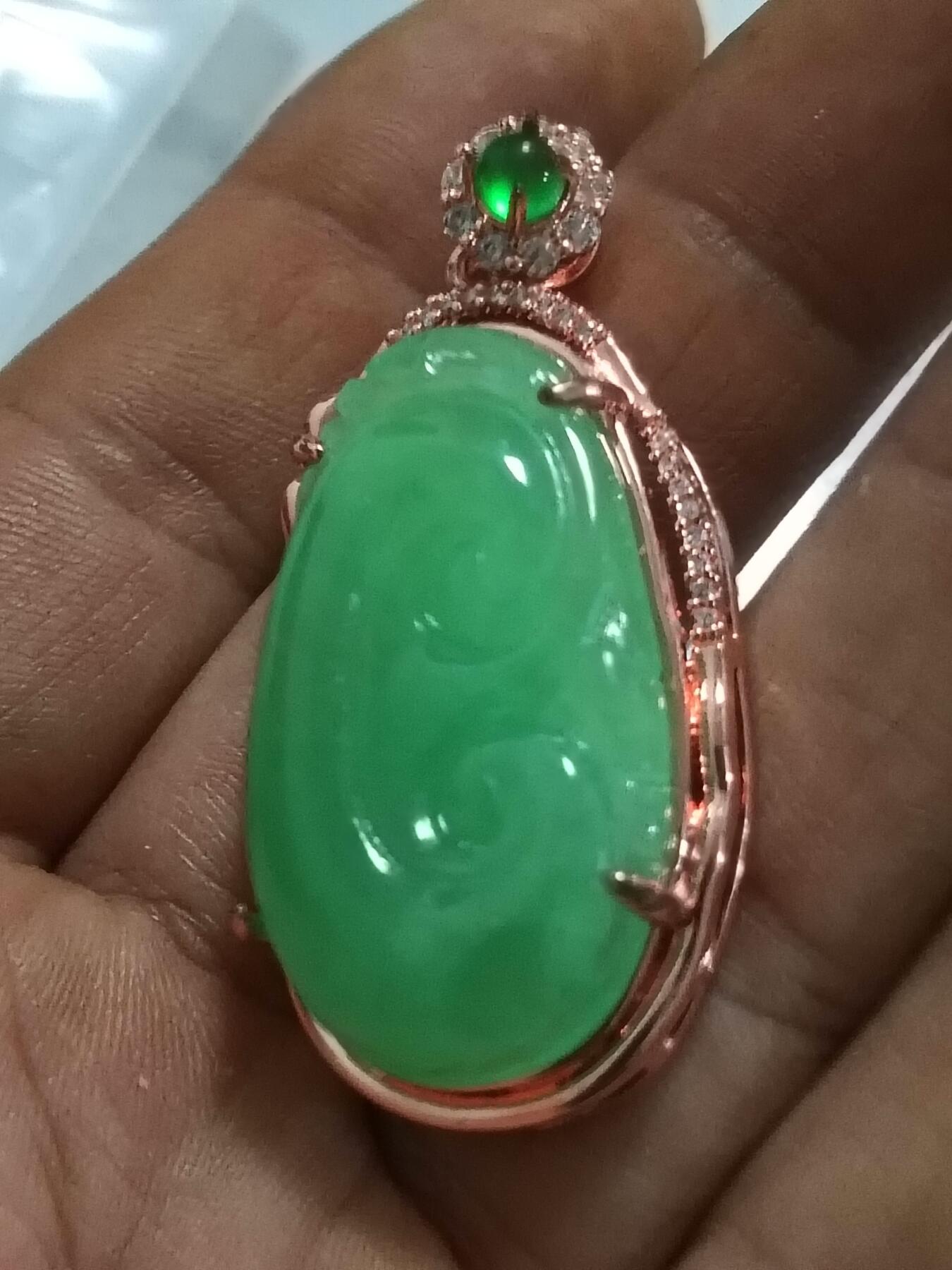 翡翠阳绿色如意镶嵌吊坠