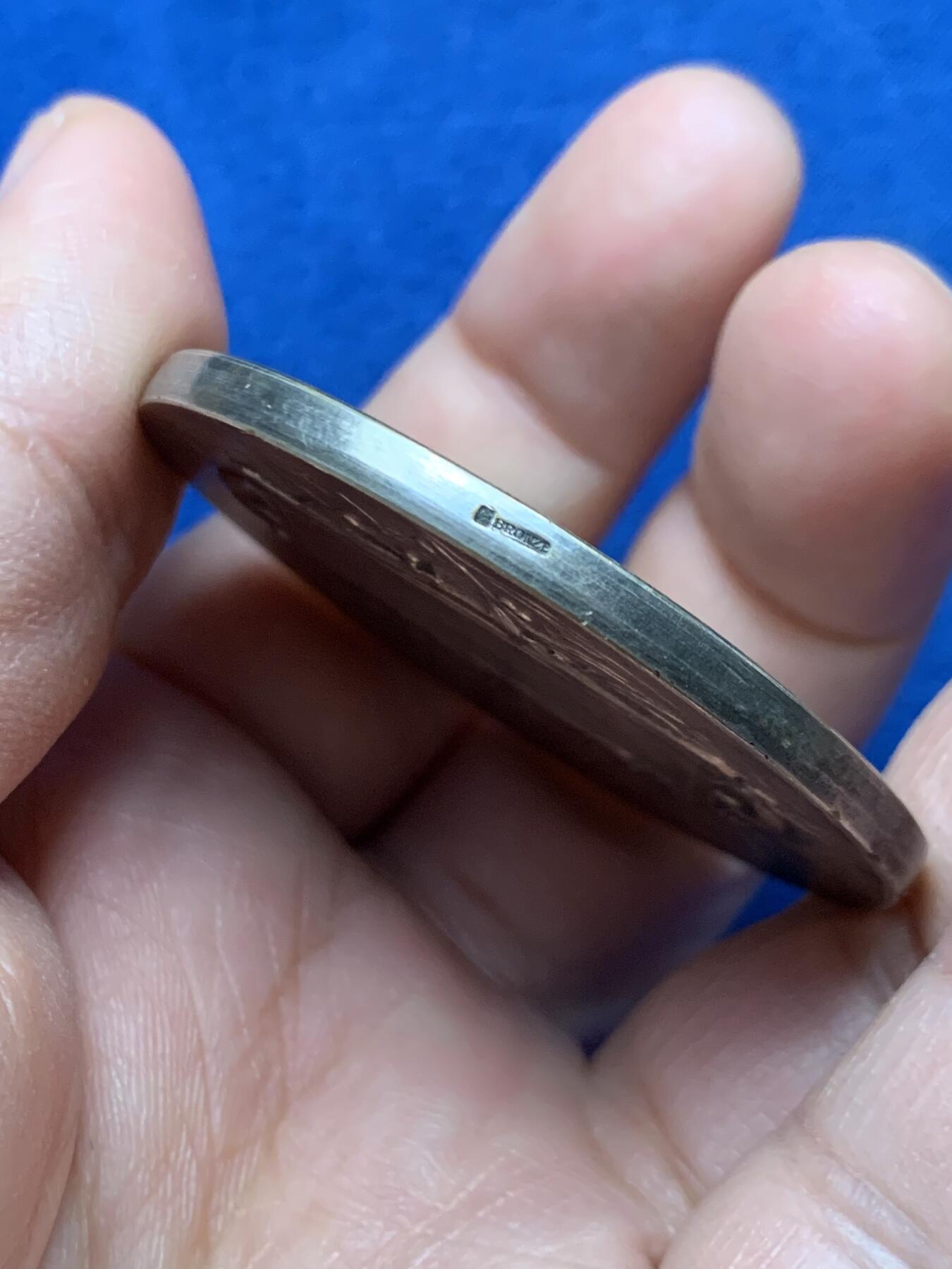 《竞宝斋》第451场 周日，周一，周二  3场连拍 （全场包邮，欢迎送拍） 法国巴黎急救协会协会镀银大铜章，法籍俄裔章牌艺术家A. Rasumny作品，女神底部作者签名，直径：49.5mm，重：55.15g，正方形铜标边铭。