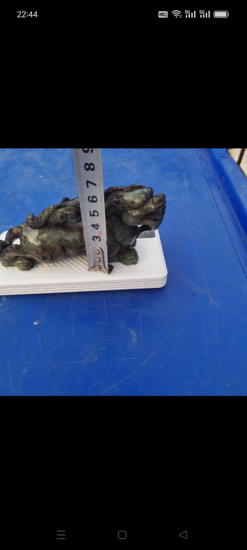 和田玉瑞兽摆件，老玉材质，雕工细致，造型生动，整体保存不错，有自然沁色和包浆，适合收藏或家居摆放。