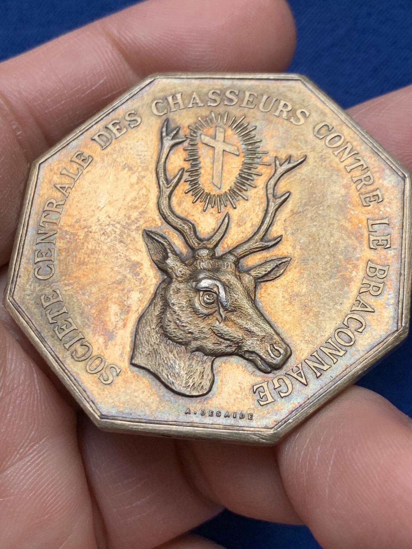 《竞宝斋》第451场 周日，周一，周二  3场连拍 （全场包邮，欢迎送拍） 法国八角镀金银质代币，反盗猎协会，大版，39.5g，45.8mm，丰饶角边铭