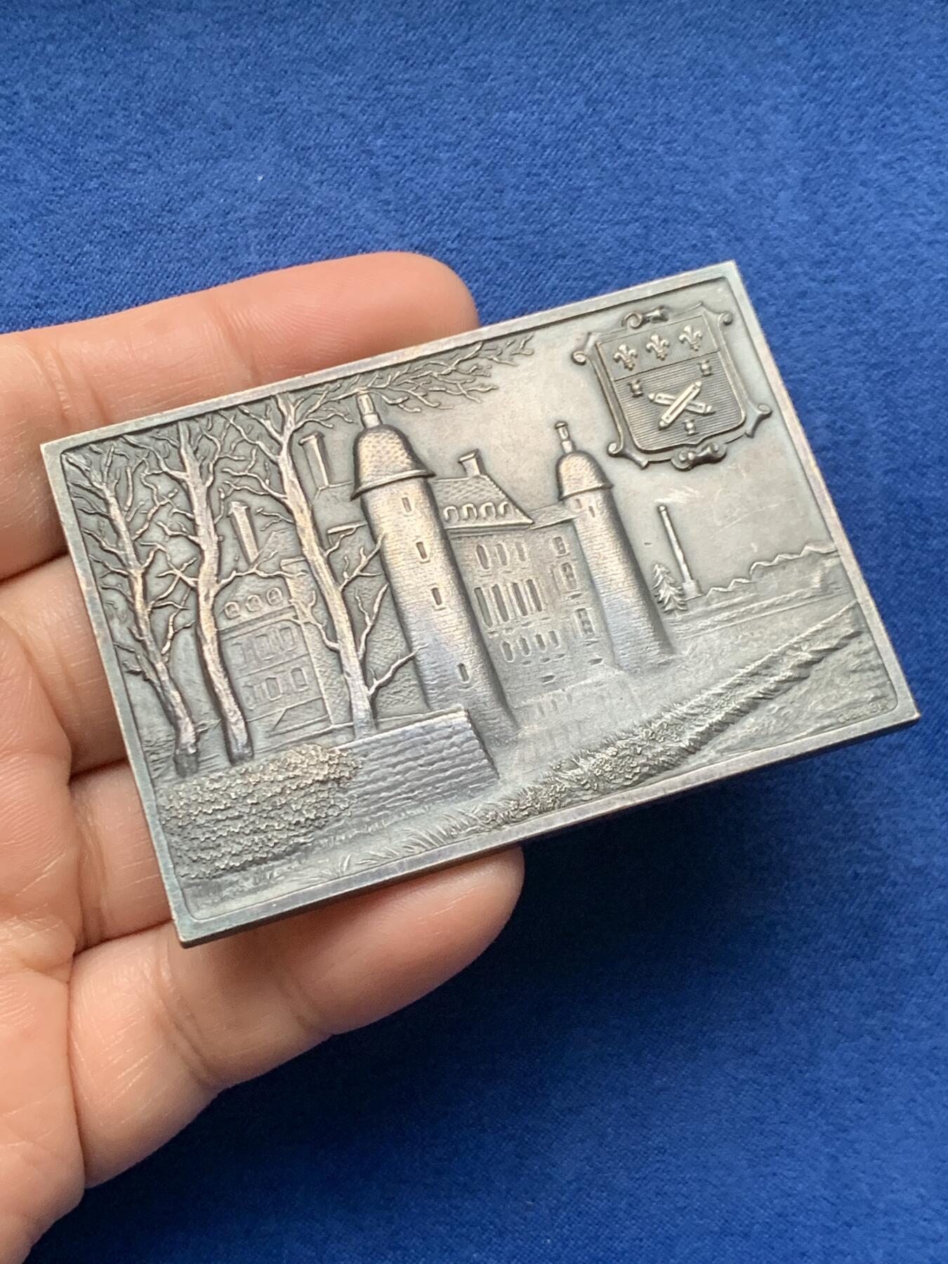 《竞宝斋》第451场 周日，周一，周二  3场连拍 （全场包邮，欢迎送拍） 法国咨询委员会方形镀银铜章，88.55g，50.4*70.7mm，边铭：正方形+铜标