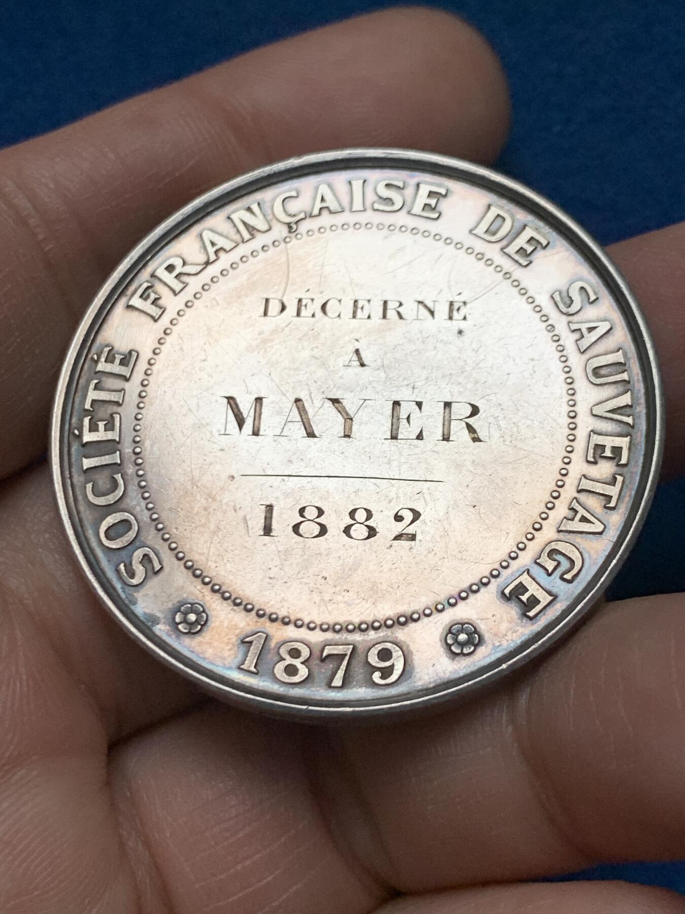 《竞宝斋》第451场 周日，周一，周二  3场连拍 （全场包邮，欢迎送拍） 1882年法国Sanvetage救援协会大银章，正面女神与狮子，超高浮雕。稀有款，直径：42.3mm，重：35.3g，丰饶角边铭