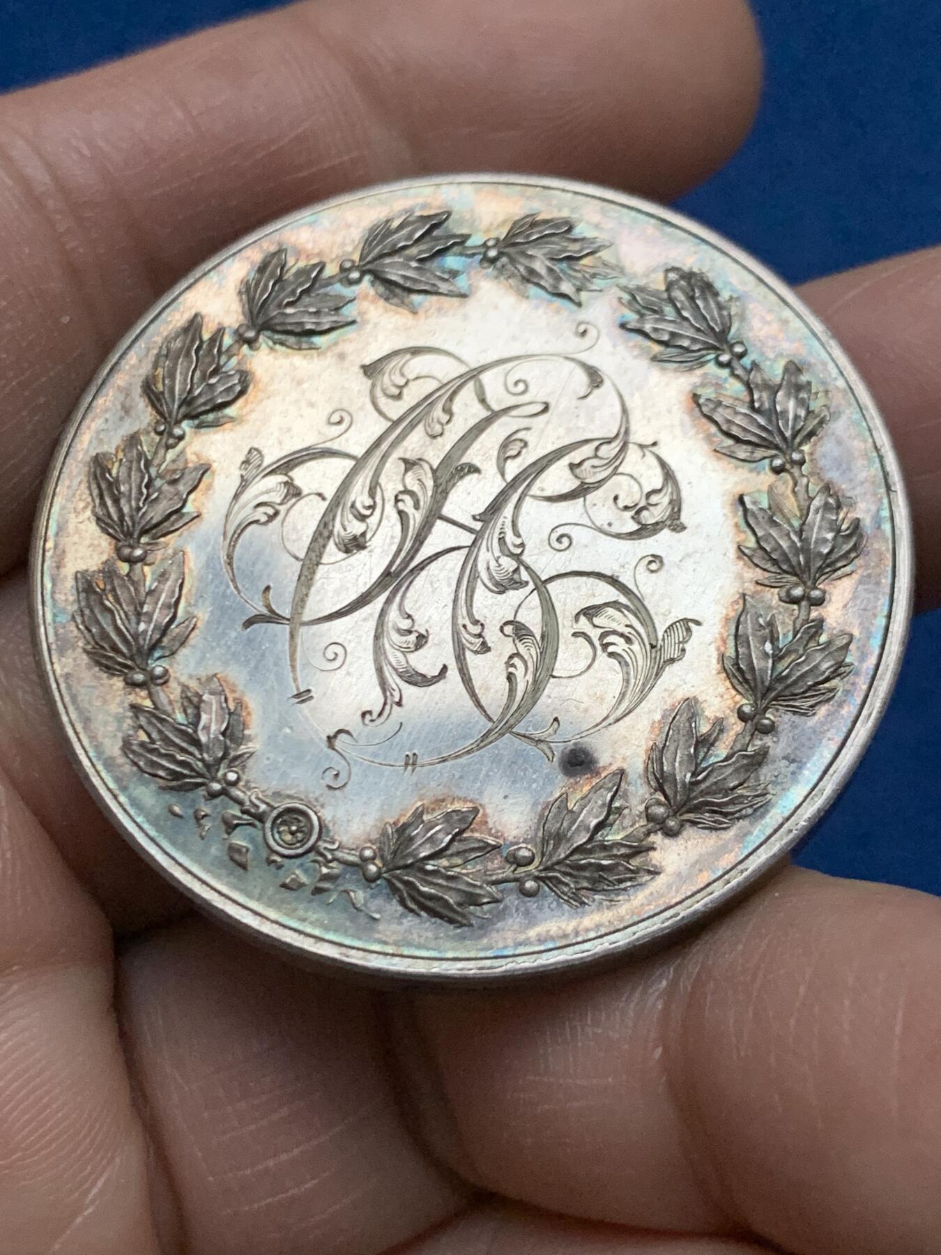 《竞宝斋》第451场 周日，周一，周二  3场连拍 （全场包邮，欢迎送拍） 法国婚姻与爱情纪念银章，刻花字母“CH”，泰里斯旧藏，《结婚币章目录》书中原物，目录编号632，38.45g，40.9mm，蜜蜂边铭