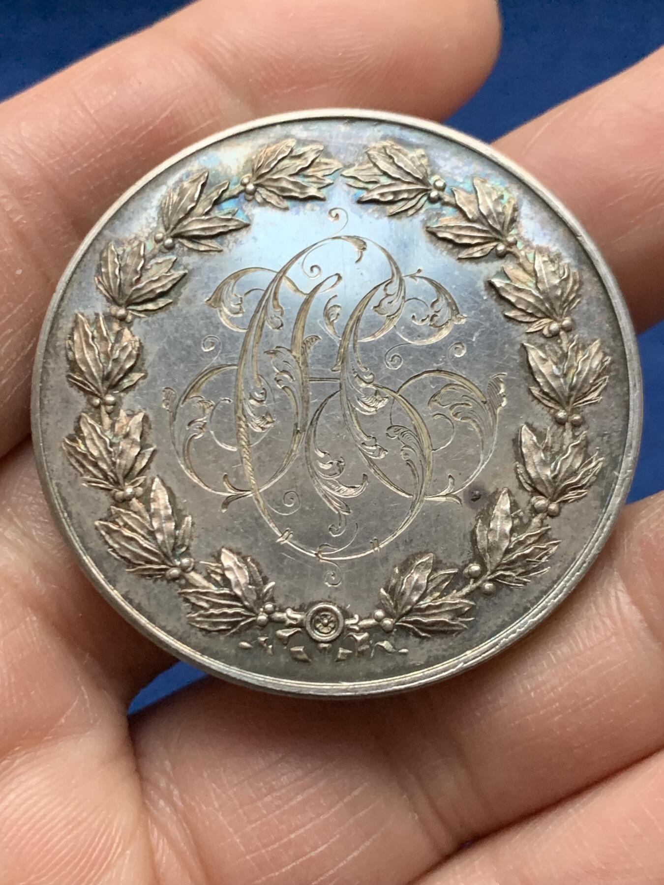 《竞宝斋》第451场 周日，周一，周二  3场连拍 （全场包邮，欢迎送拍） 法国婚姻与爱情纪念银章，刻花字母“CH”，泰里斯旧藏，《结婚币章目录》书中原物，目录编号632，38.45g，40.9mm，蜜蜂边铭