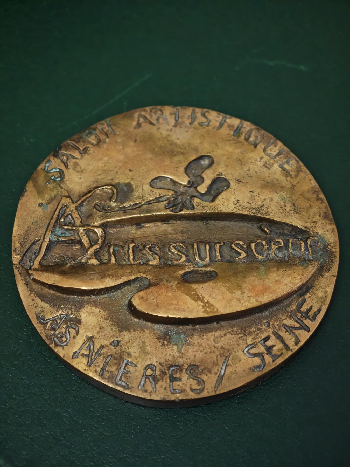 法国塞纳河畔阿尼埃尔市艺术大铜章 直径88MM，重量328克(半斤多重）。高浮雕