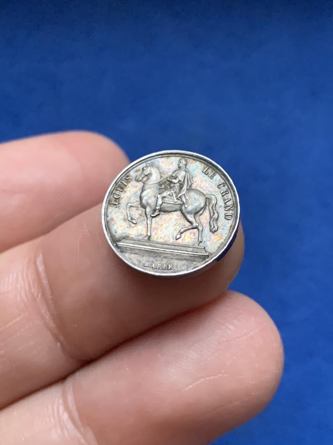 《竞宝斋》第451场 周日，周一，周二  3场连拍 （全场包邮，欢迎送拍） 法国Barre 里昂地区路易十三雕像迷你银质代币，2g，15mm，早期无边铭