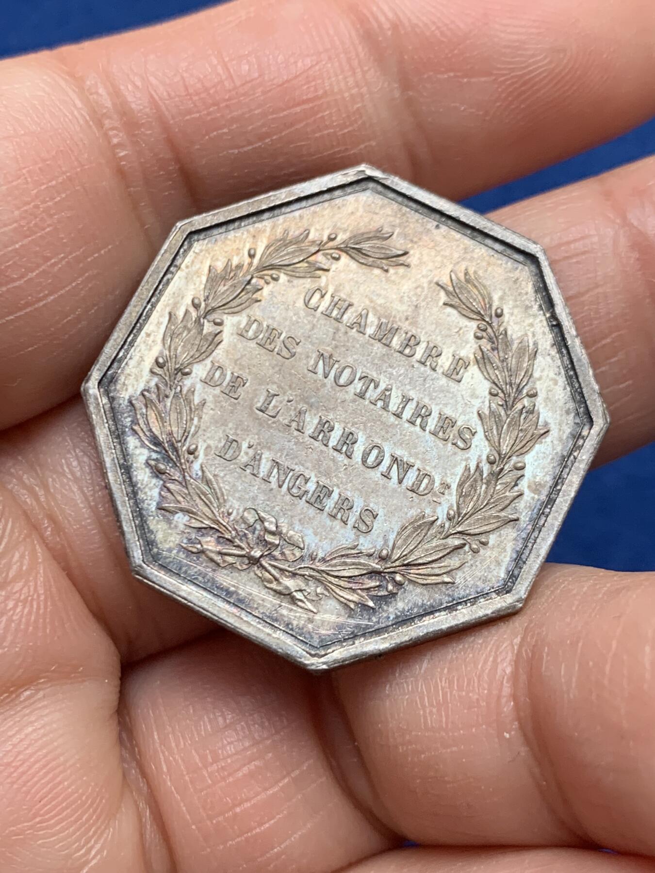 《竞宝斋》第451场 周日，周一，周二  3场连拍 （全场包邮，欢迎送拍） 法国昂热地区公证人协会八角银质代币，14.7g，30.6mm，丰饶角边铭