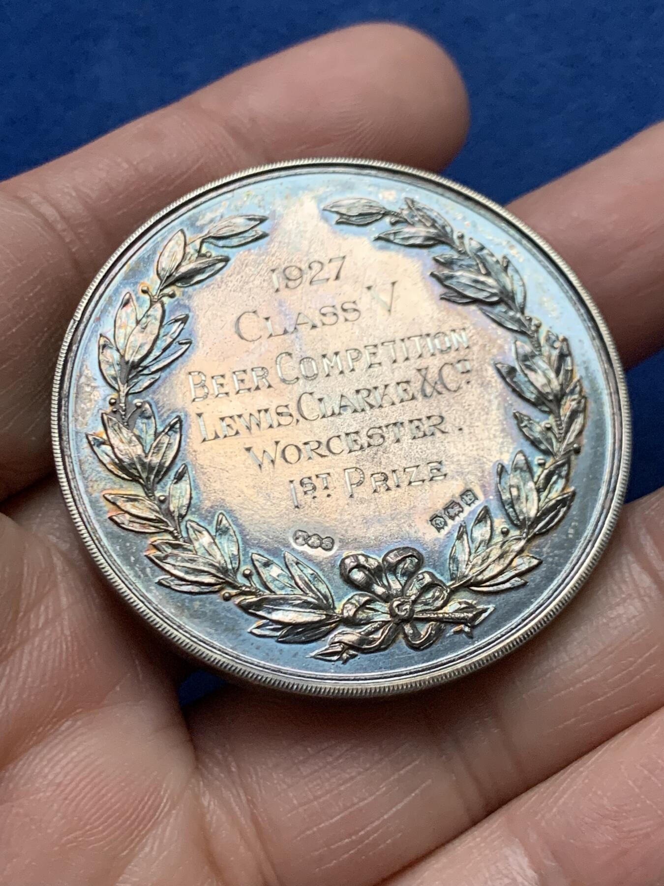 《竞宝斋》第451场 周日，周一，周二  3场连拍 （全场包邮，欢迎送拍） 英国伍斯特郡1927年酿酒师同盟贸易会国际展销大银章，颁发给啤酒酿造比赛的第一名，通体五彩包浆有走狮银标；带原盒，46.2克，44.5mm。