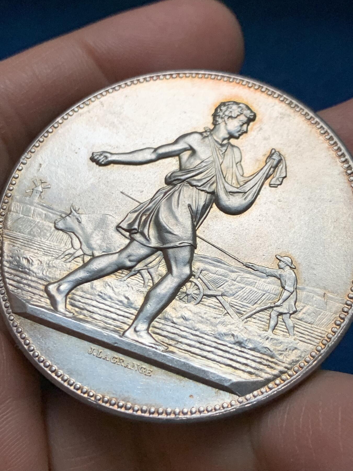 《竞宝斋》第451场 周日，周一，周二  3场连拍 （全场包邮，欢迎送拍） 法国奥布省农业展览会银章，著名雕刻家让·拉格朗日的《播种》，63.82g，50.5mm，丰饶角边铭