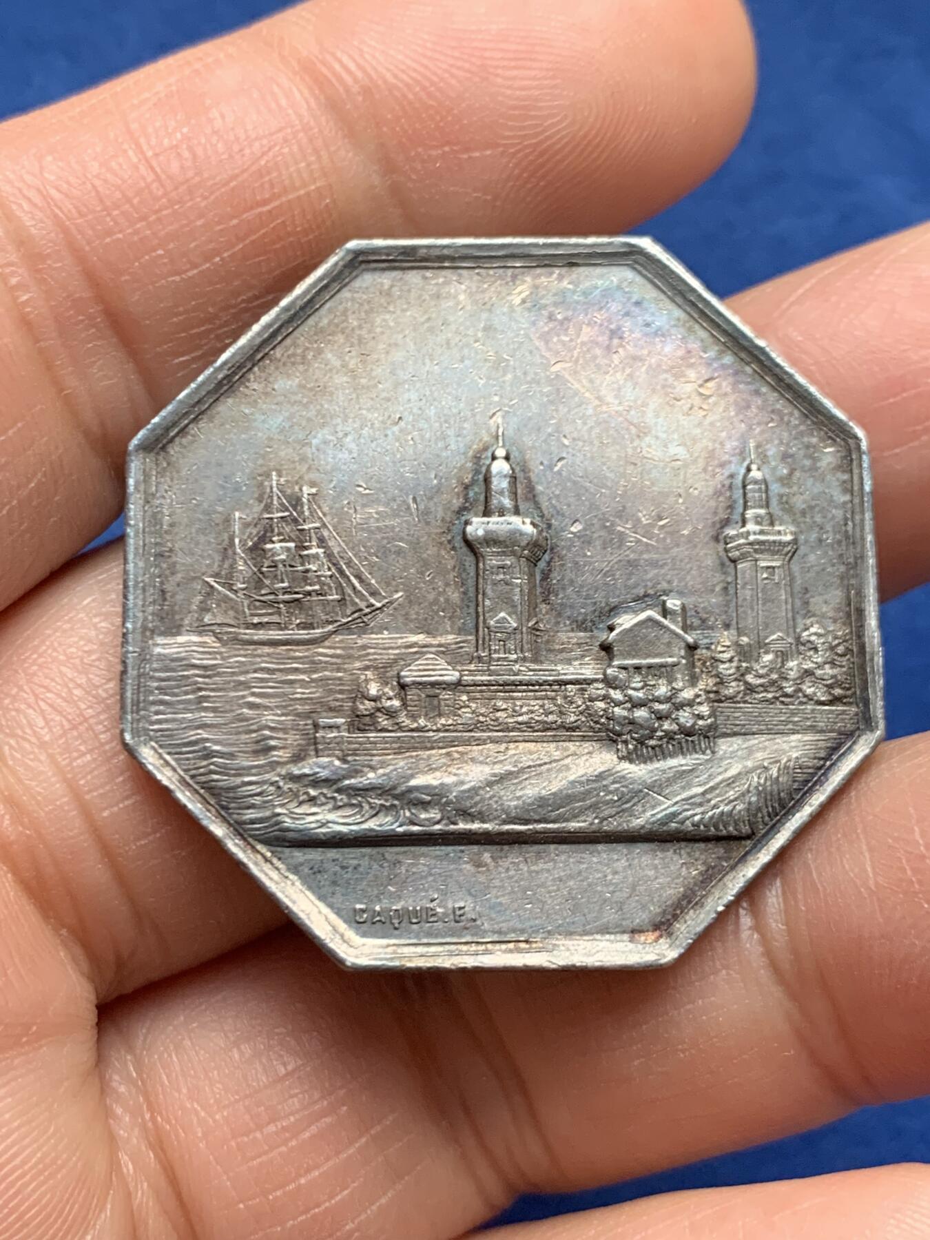 《竞宝斋》第451场 周日，周一，周二  3场连拍 （全场包邮，欢迎送拍） 法国勒阿弗尔私人保险协会八角银章，18.75g，35.6mm，手指边铭，少见八角。