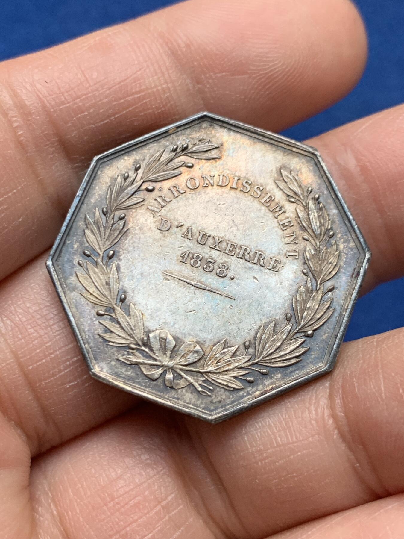 《竞宝斋》第451场 周日，周一，周二  3场连拍 （全场包邮，欢迎送拍） 法国Caque 欧塞尔公证人八角银质代币，13.2g，30.3mm，手指边铭