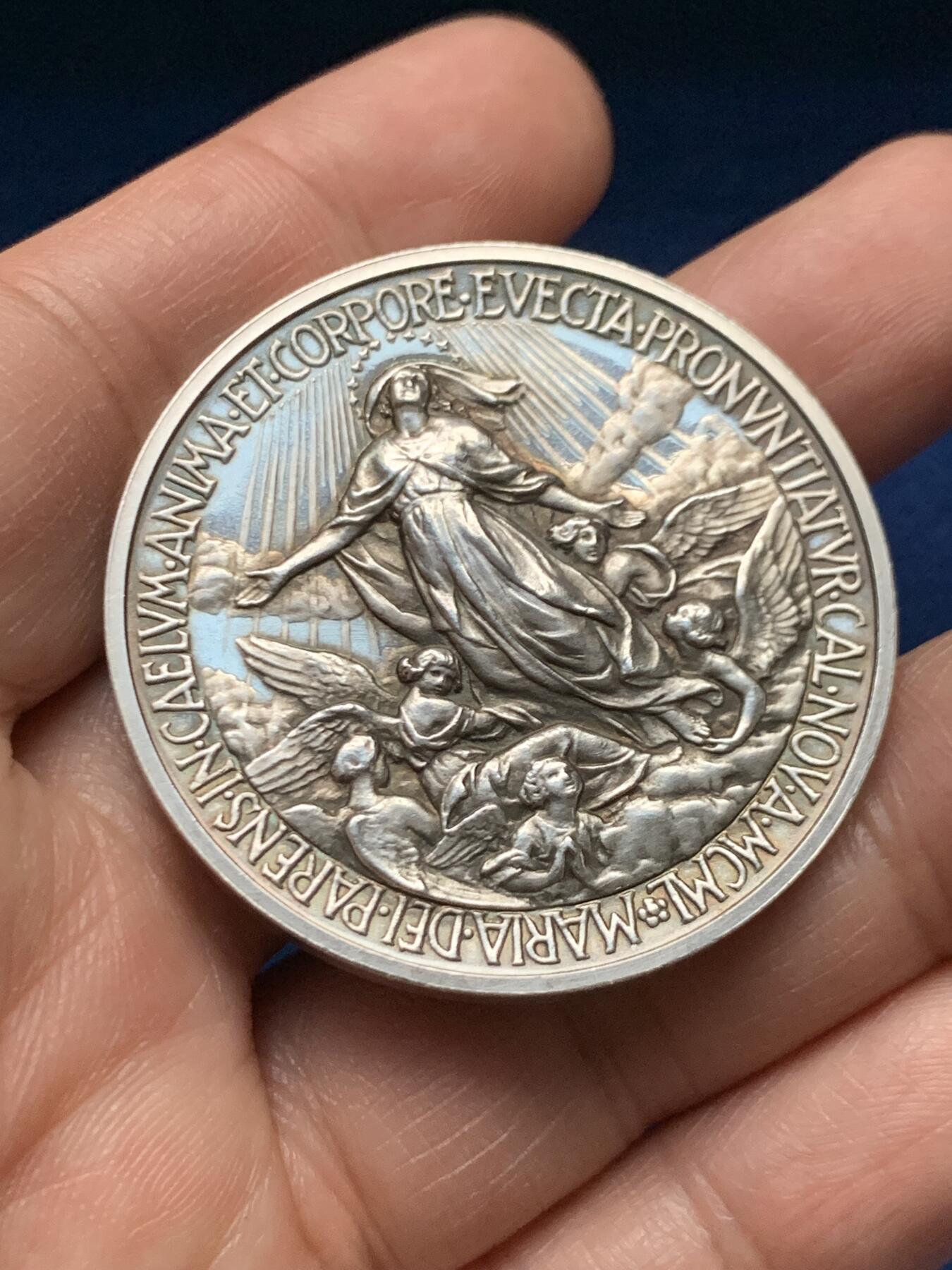 《竞宝斋》第451场 周日，周一，周二  3场连拍 （全场包邮，欢迎送拍） 教皇国梵蒂冈庇护十二圣母天使纪念银章，高浮雕，34.63g，43.8mm