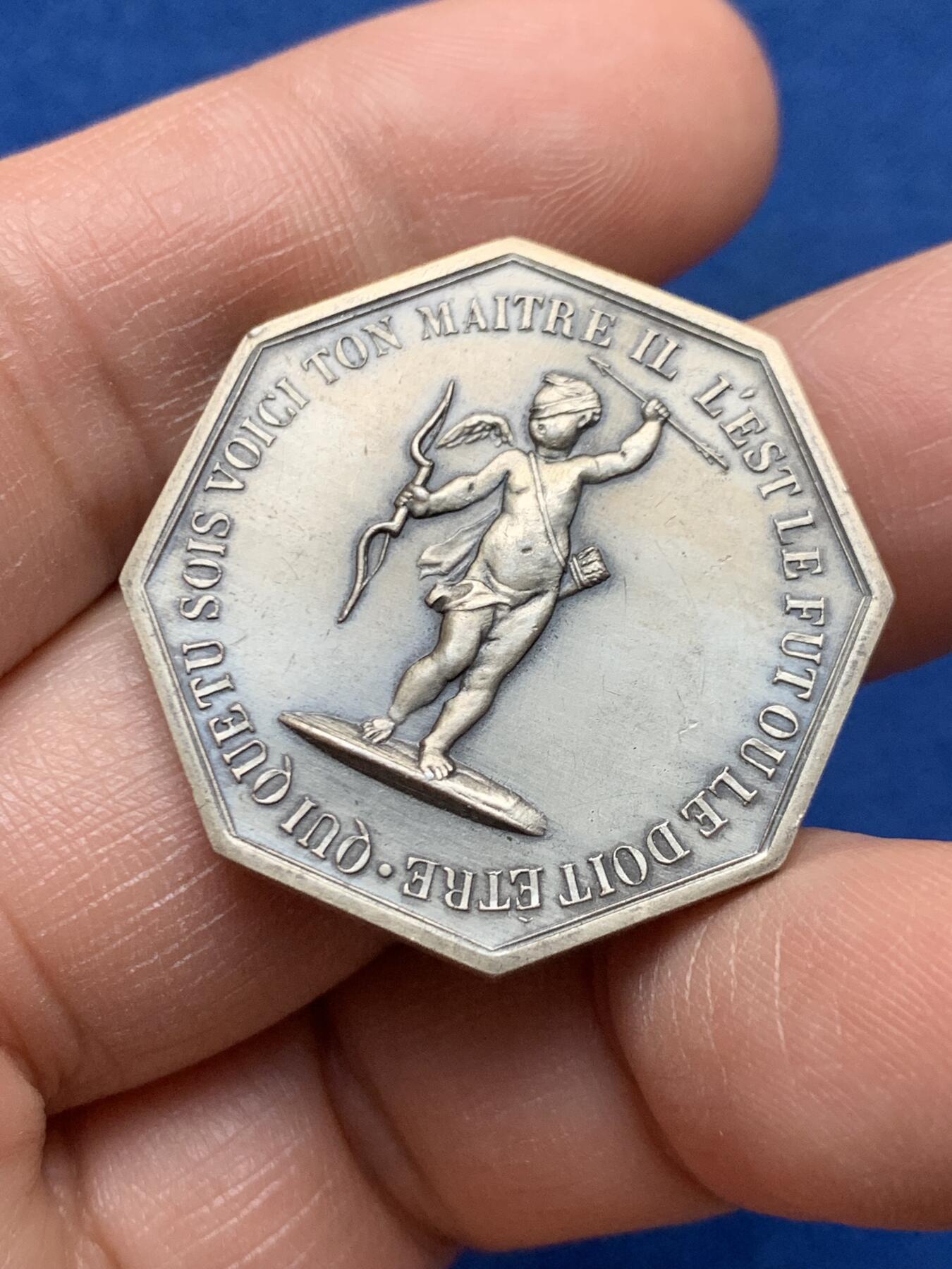 《竞宝斋》第451场 周日，周一，周二  3场连拍 （全场包邮，欢迎送拍） 爱神丘比特之箭银质八角代币，正面铭文“无论你是谁，这就是你的主人，永远都是”。直径：30.5mm，重：13.74g，丰饶角1银标