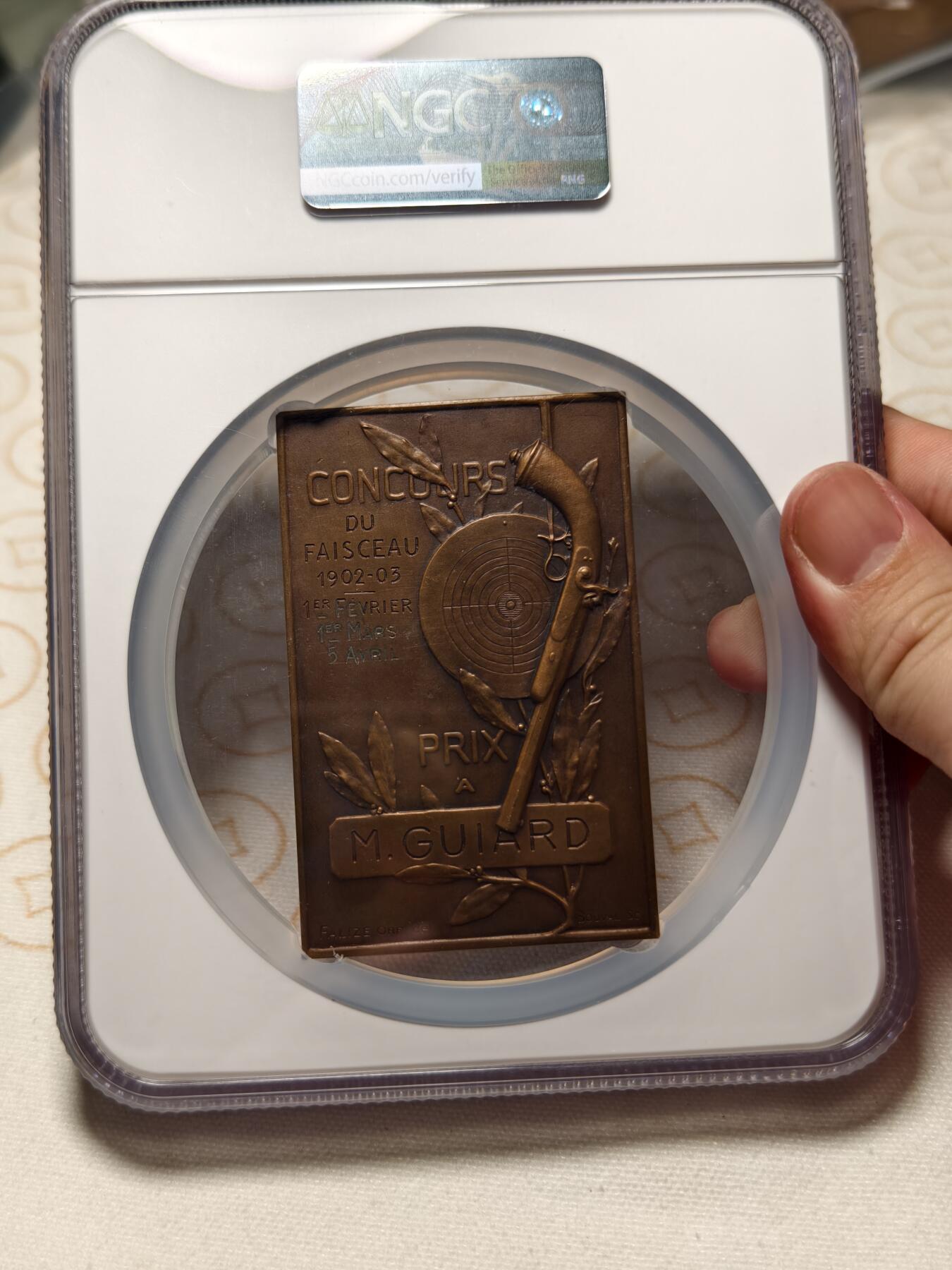 抚柳草堂-第四期章牌钱币（圣诞专场） 奖章勋章限时免佣 满百包邮 放漏专场 1903 NGC MS63BN高分 法国射击节矩形大奖章 三重透视效果 非常炫技的一枚 少见品种加大加厚盒 最后一图与正常评级币盒子对比大小（不含那小盒）