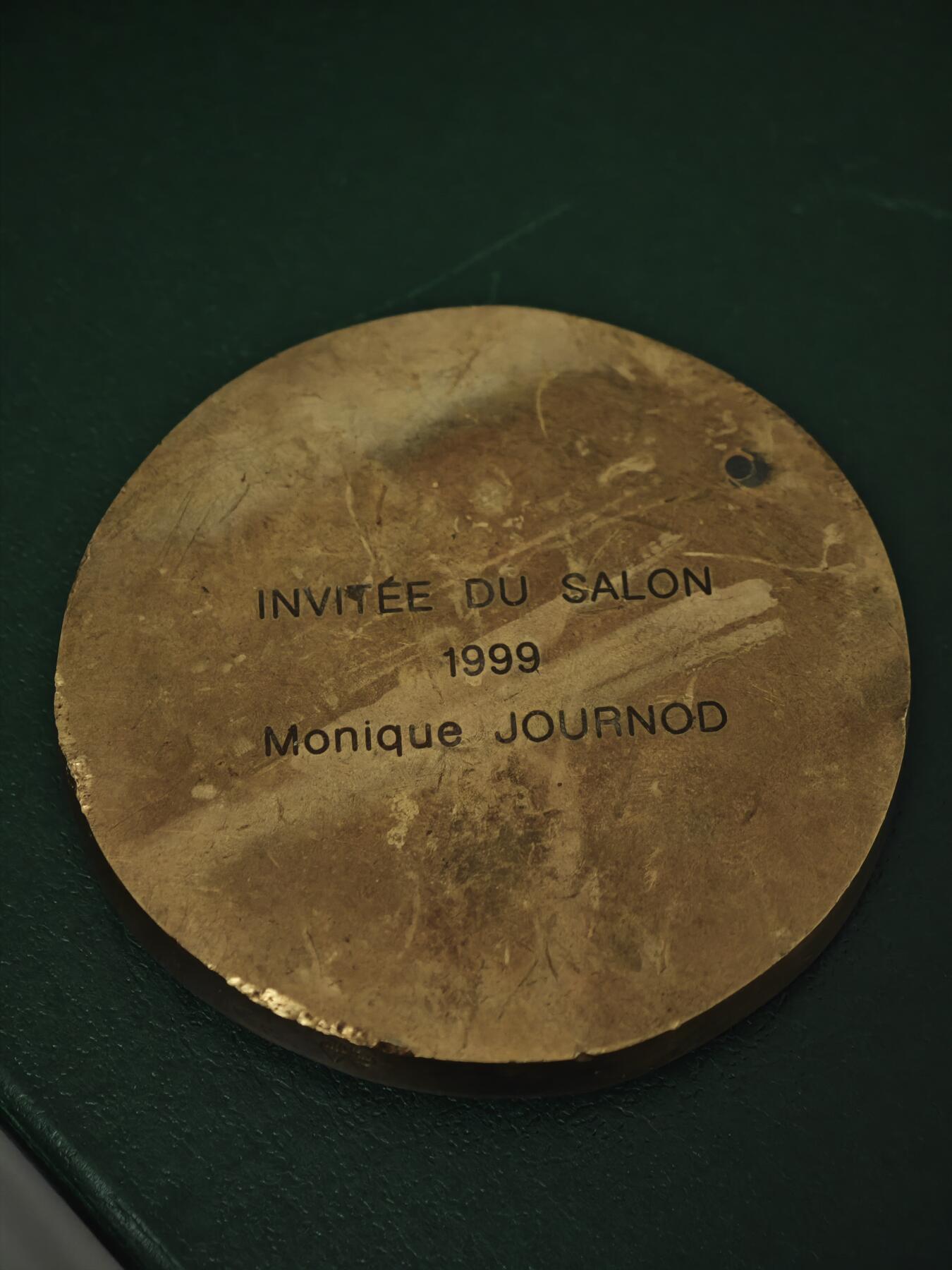 法国塞纳河畔阿尼埃尔市艺术大铜章 直径88MM，重量328克(半斤多重）。高浮雕