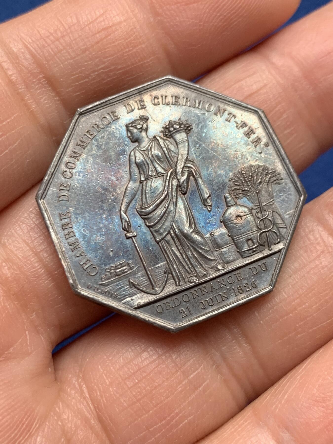 《竞宝斋》第451场 周日，周一，周二  3场连拍 （全场包邮，欢迎送拍） 法国八角银质代币，克莱蒙-费朗商会，12.02g，30.2mm，手指背面