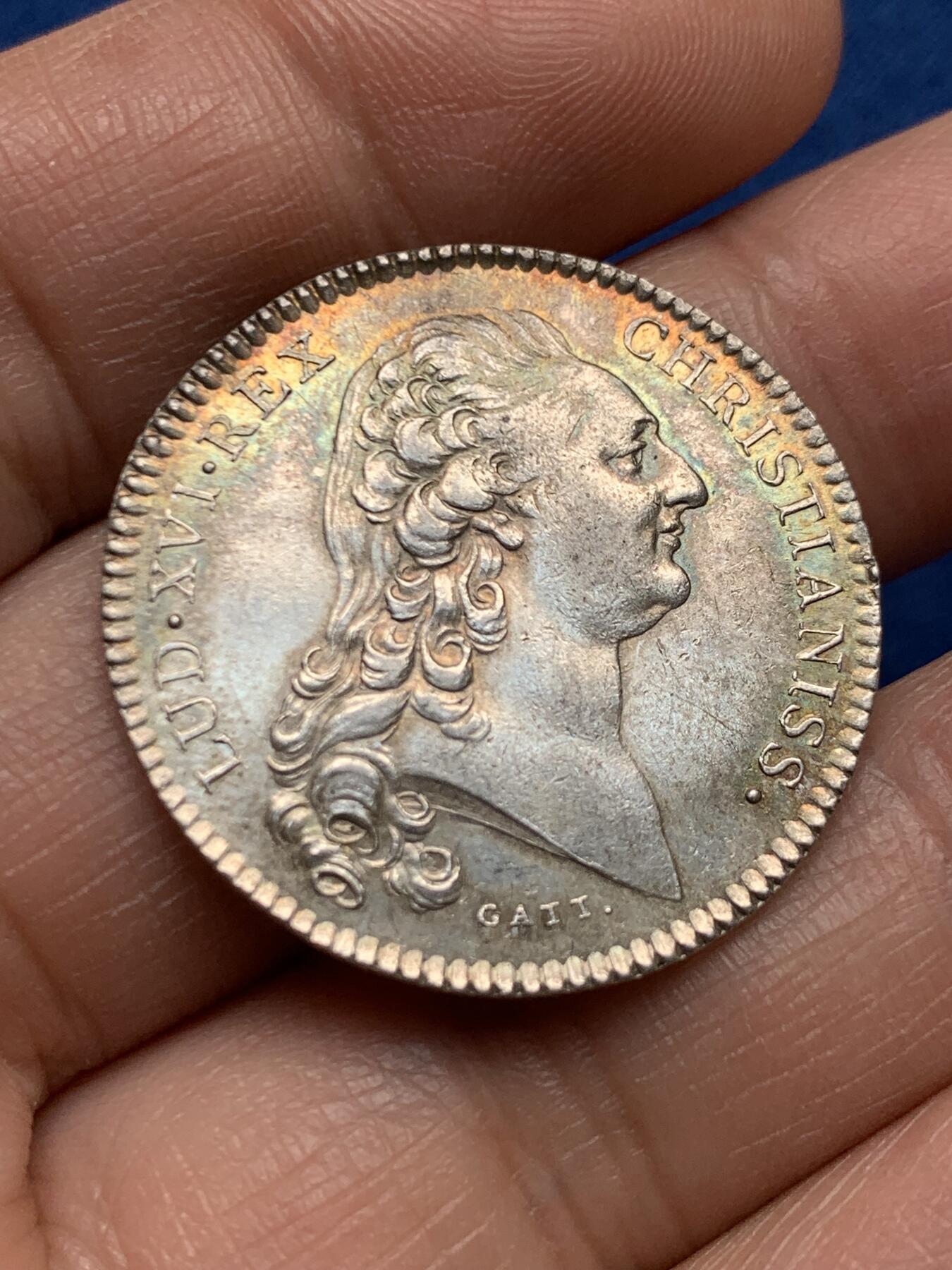 《竞宝斋》第451场 周日，周一，周二  3场连拍 （全场包邮，欢迎送拍） 法国路易十六头像夏莱特监狱检察官银质代币，9.39g，30.2mm