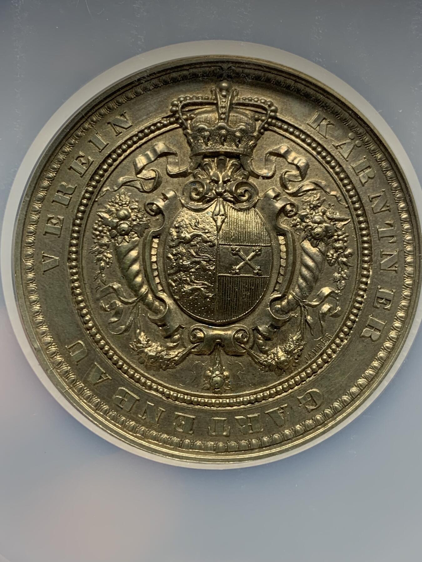 《竞宝斋》第451场 周日，周一，周二  3场连拍 （全场包邮，欢迎送拍） NGC MS63 奥地利克拉根福博览会镀银铜章，盒子加大加厚