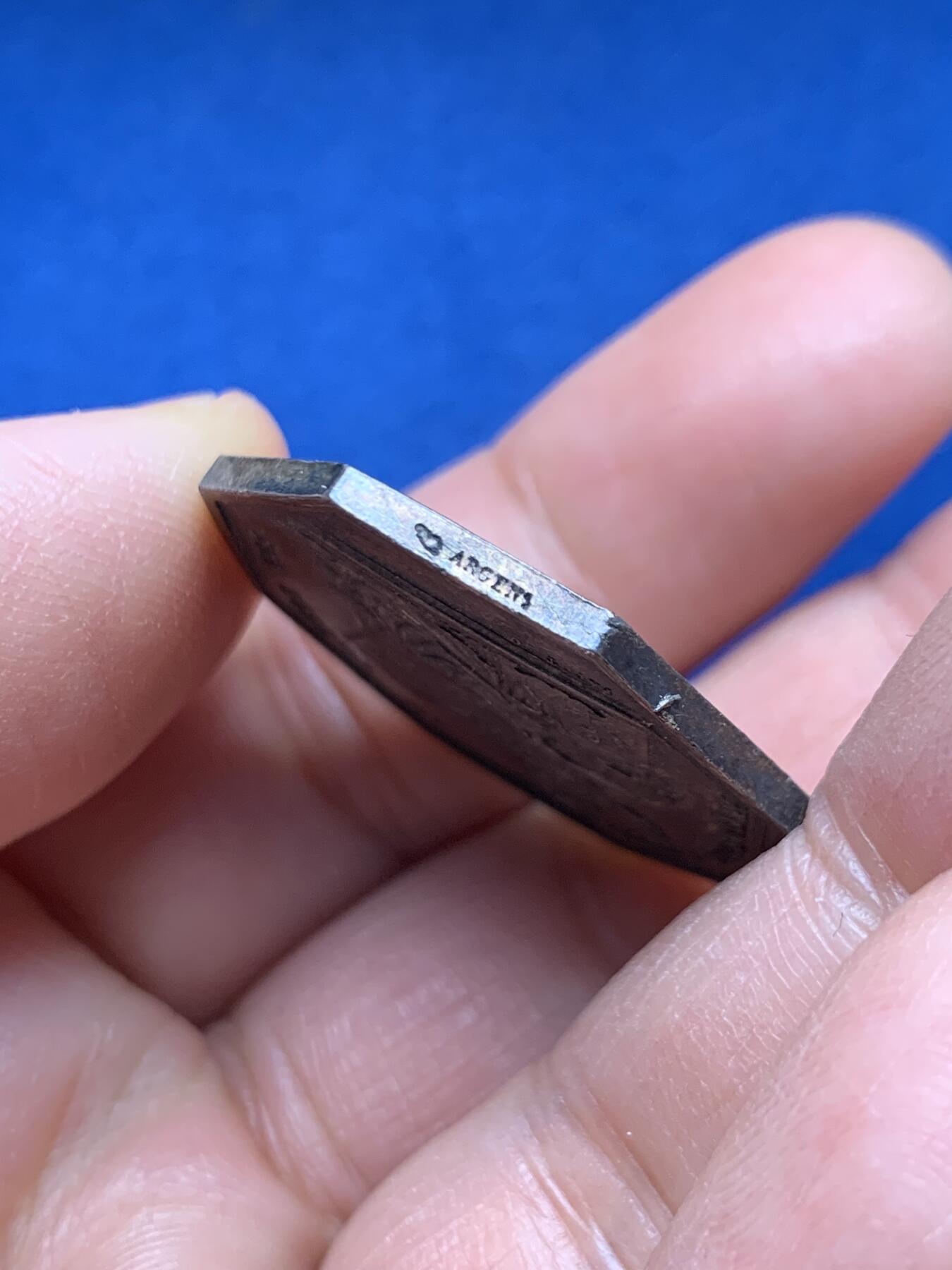 《竞宝斋》第451场 周日，周一，周二  3场连拍 （全场包邮，欢迎送拍） 法国昂热地区公证人协会八角银质代币，14.7g，30.6mm，丰饶角边铭